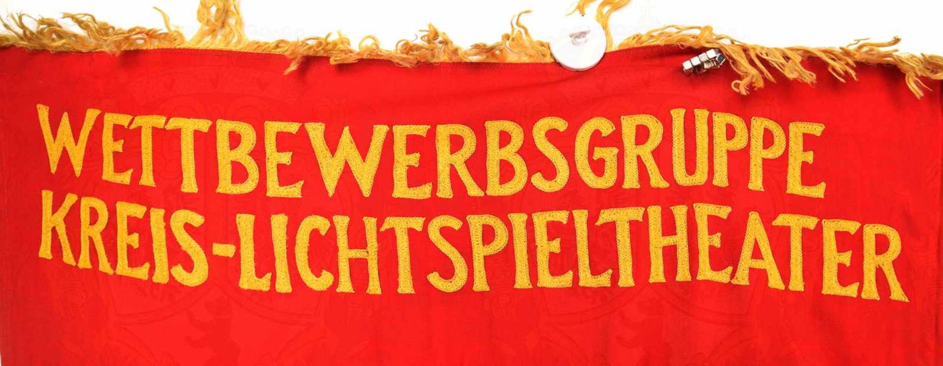 EHRENBANNER „SIEGERBETRIEB IM WETTBEWERB“, „Wettbewerbsgruppe Kreis-Lichtspieltheater“, Rs. „Rat des - Bild 2 aus 3