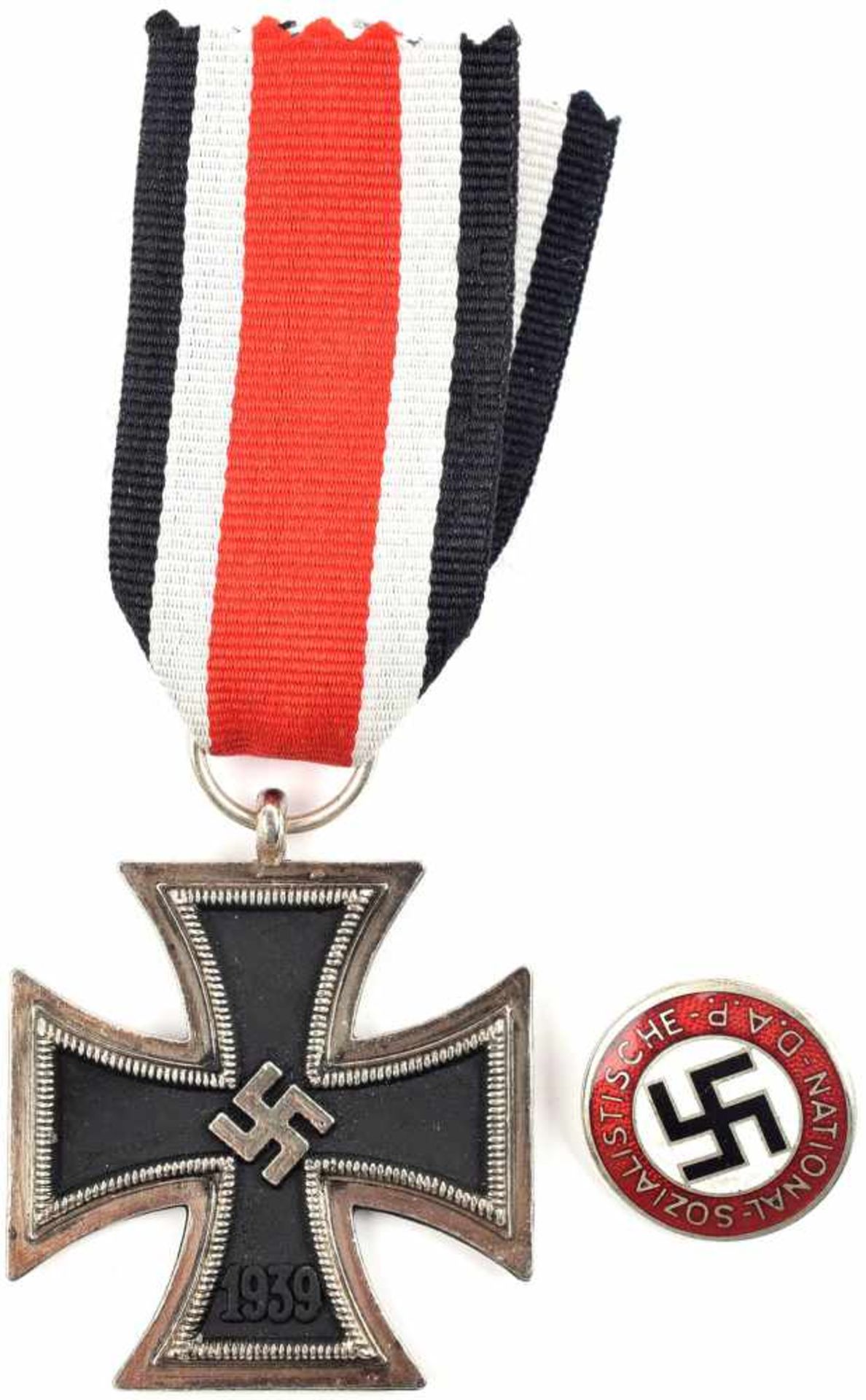 EK II 1939, Weißmetall, mehrteilige Fertigung, geschwärzter Kern, HK blank, am Band; dabei NSDAP-