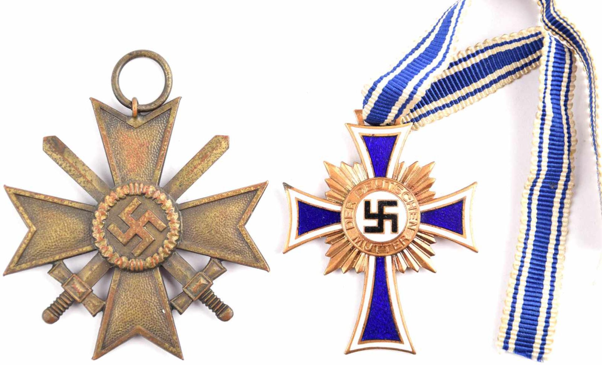 2 EHRENZEICHEN: Mutterkreuz in Bronze 2. Form, Tombak/bronziert/teil-emaill., am Band; KVK 2. Klasse