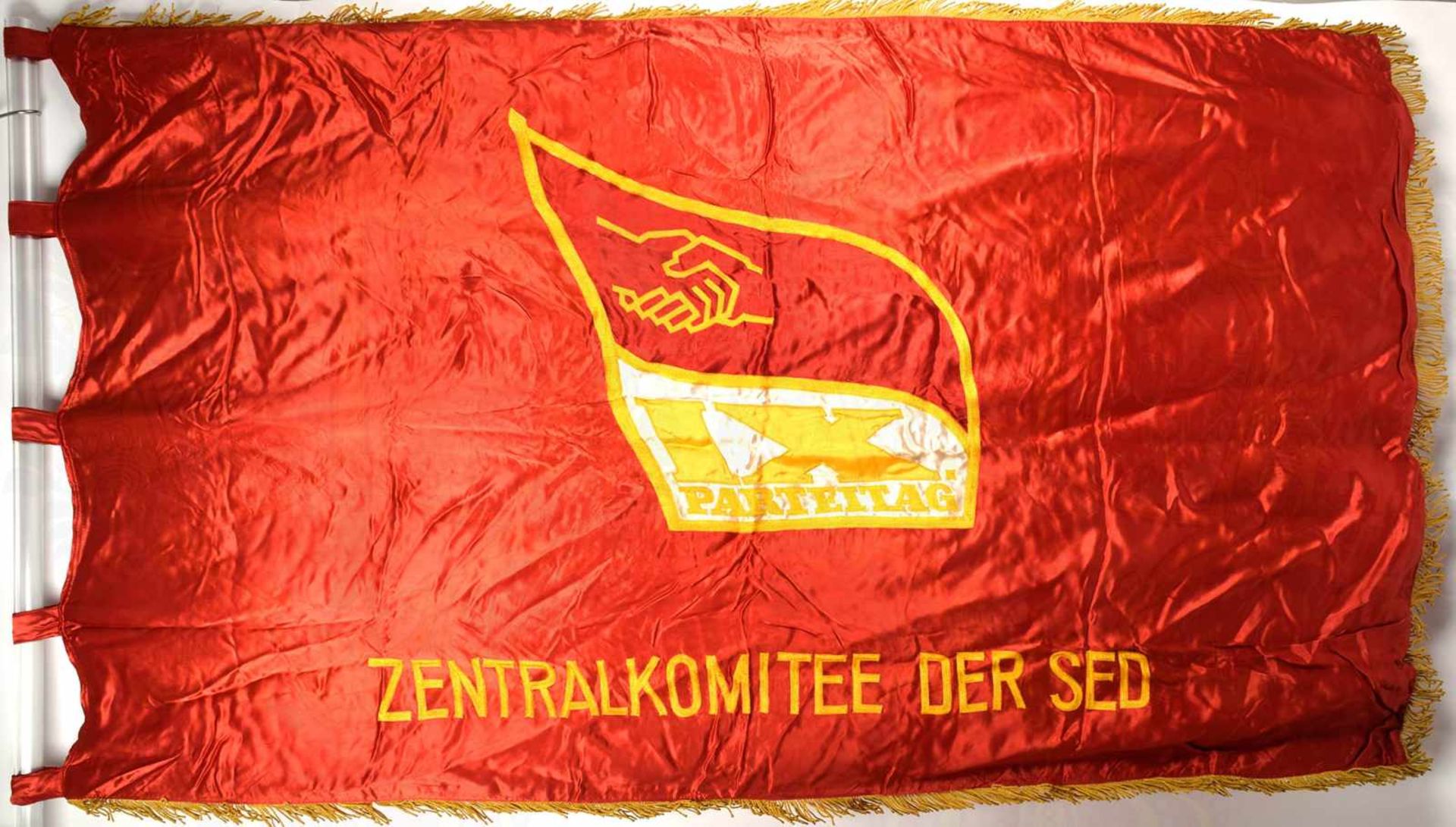 EHRENBANNER DES ZK DER SED, rote Kunstseide, beids. goldgelbe Kurbelstickerei: „Zentralkommittee der