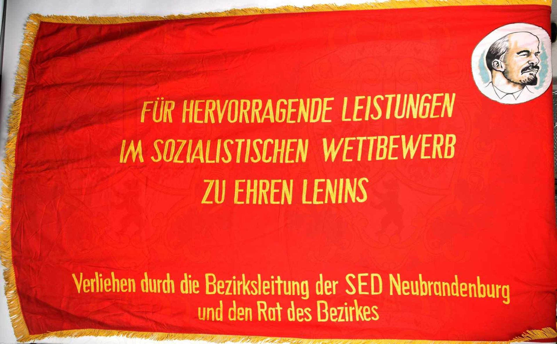 EHRENBANNER BEZIRKSLEITUNG DER SED NEUBRANDENBURG, „Für hervorragende Leistungen im