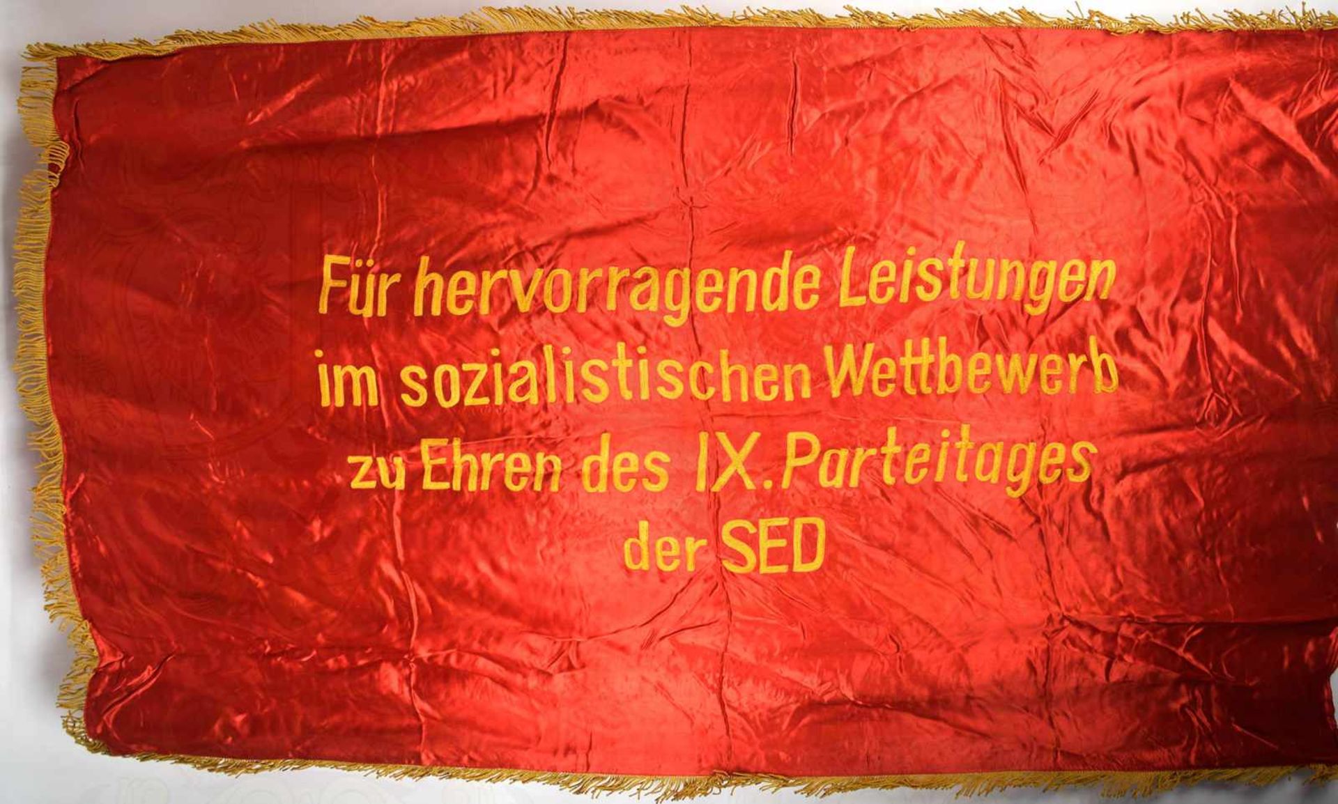 EHRENBANNER DES ZK DER SED, rote Kunstseide, beids. goldgelbe Kurbelstickerei: „Zentralkommittee der - Bild 2 aus 2