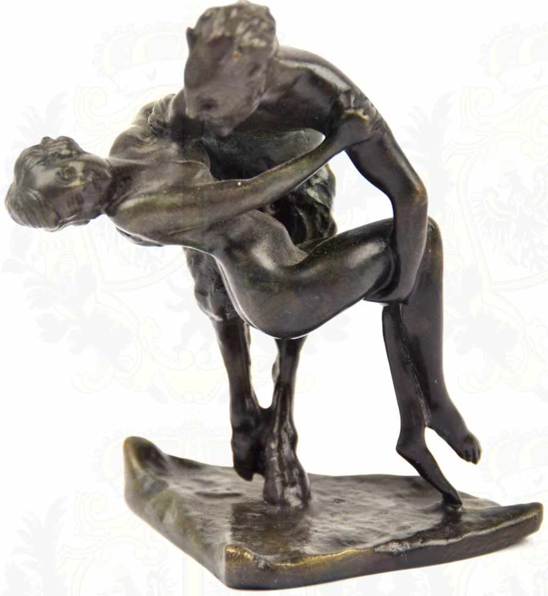 BRONZEPLASTIK, Satyr raubt eine holde Jungfrau, Bronze, dunkel patiniert, Plinthe mit Künstler-