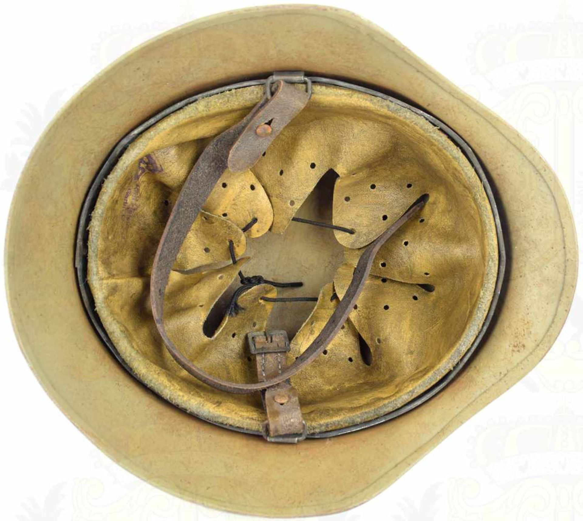STAHLHELM 35/40, Sammleranfertigung, Glocke sandfarben lackiert, Afrikakorps- u. Wappen-Emblem, - Bild 4 aus 4