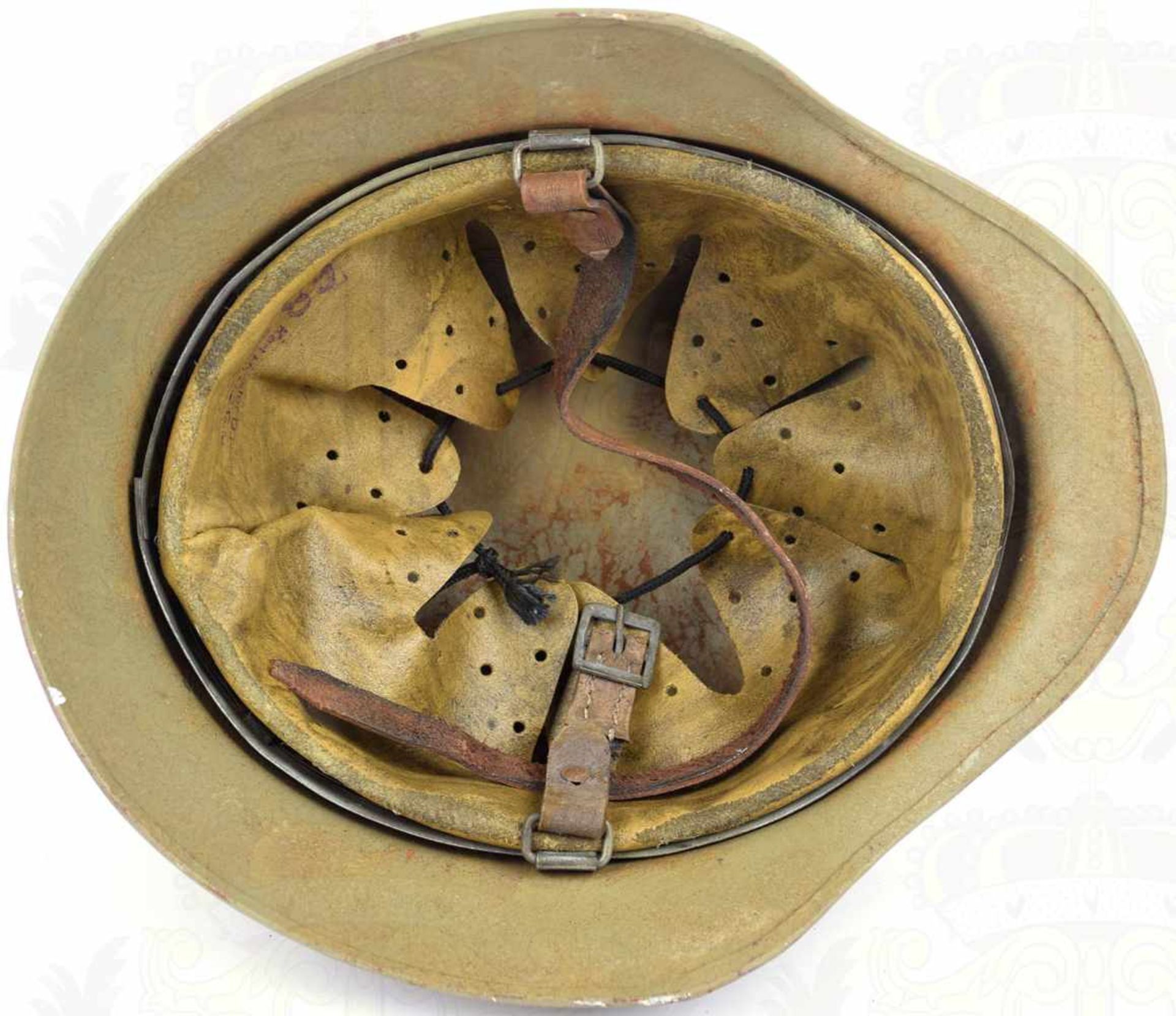 STAHLHELM 35/40, Sammleranfertigung, Glocke sandfarben lackiert, Afrikakorps- u. Wappen-Emblem, - Bild 4 aus 4