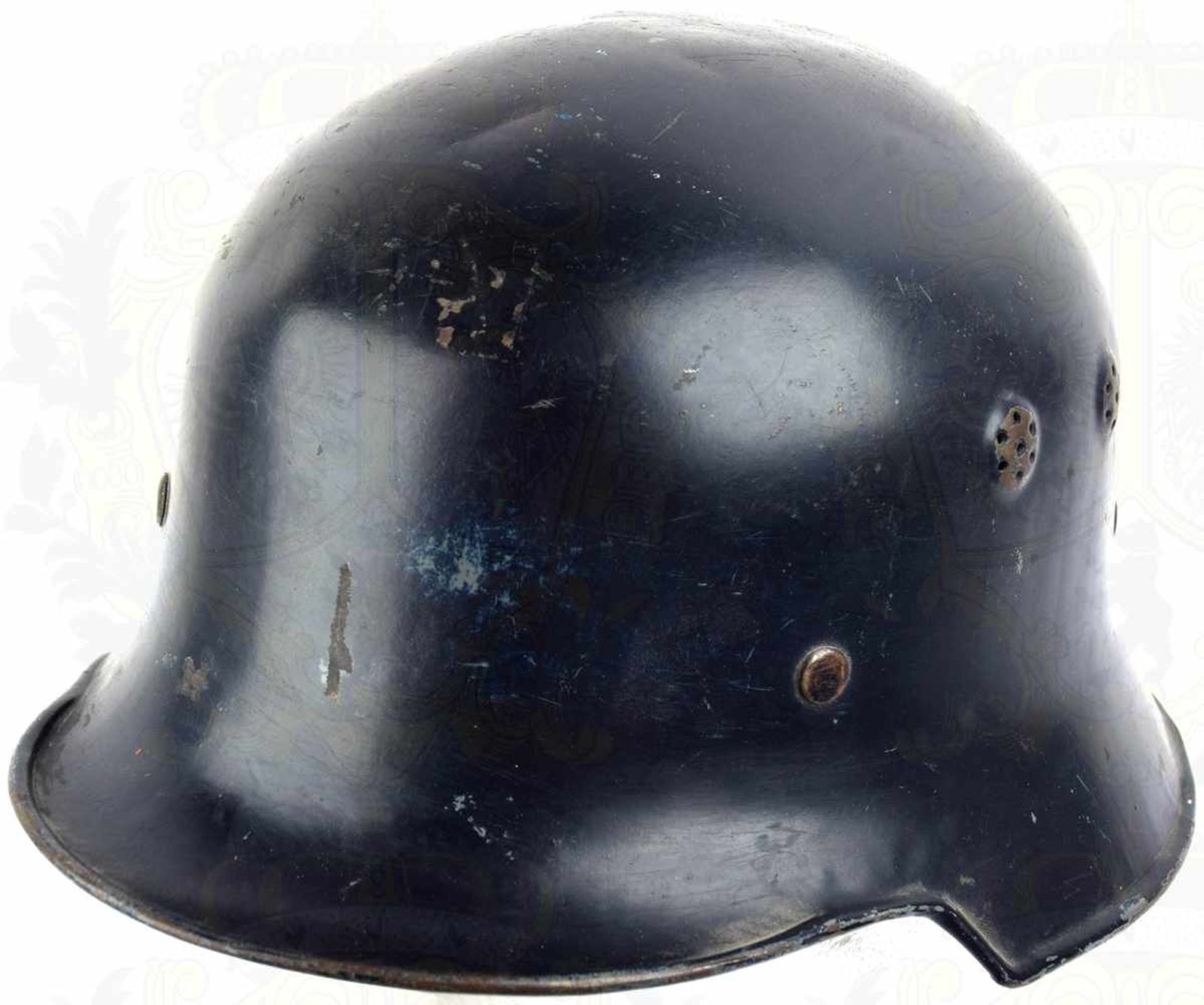 FEUERWEHR-EINSATZHELM 34, Glocke schwarz lackiert, Embleme entfernt, seitlich je 2 Lüftungssiebe,