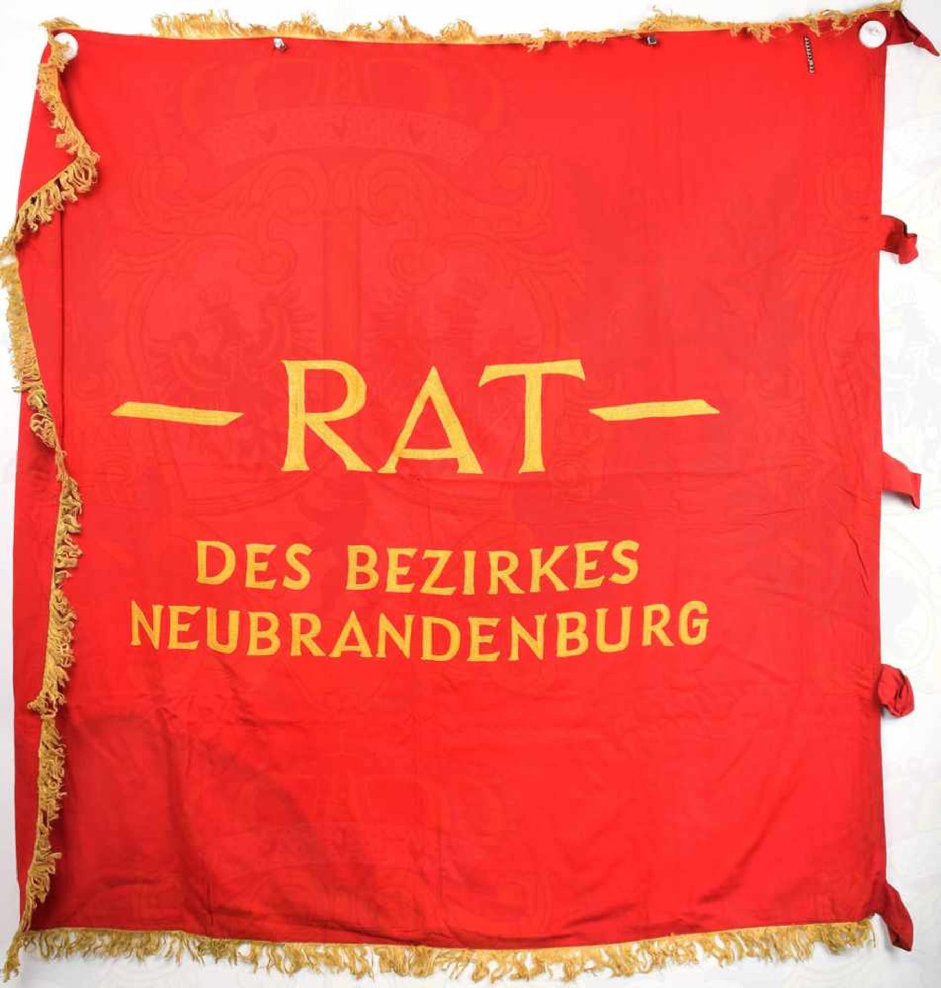 EHRENBANNER „SIEGERBETRIEB IM WETTBEWERB“, „Wettbewerbsgruppe Kreis-Lichtspieltheater“, Rs. „Rat des - Bild 3 aus 3