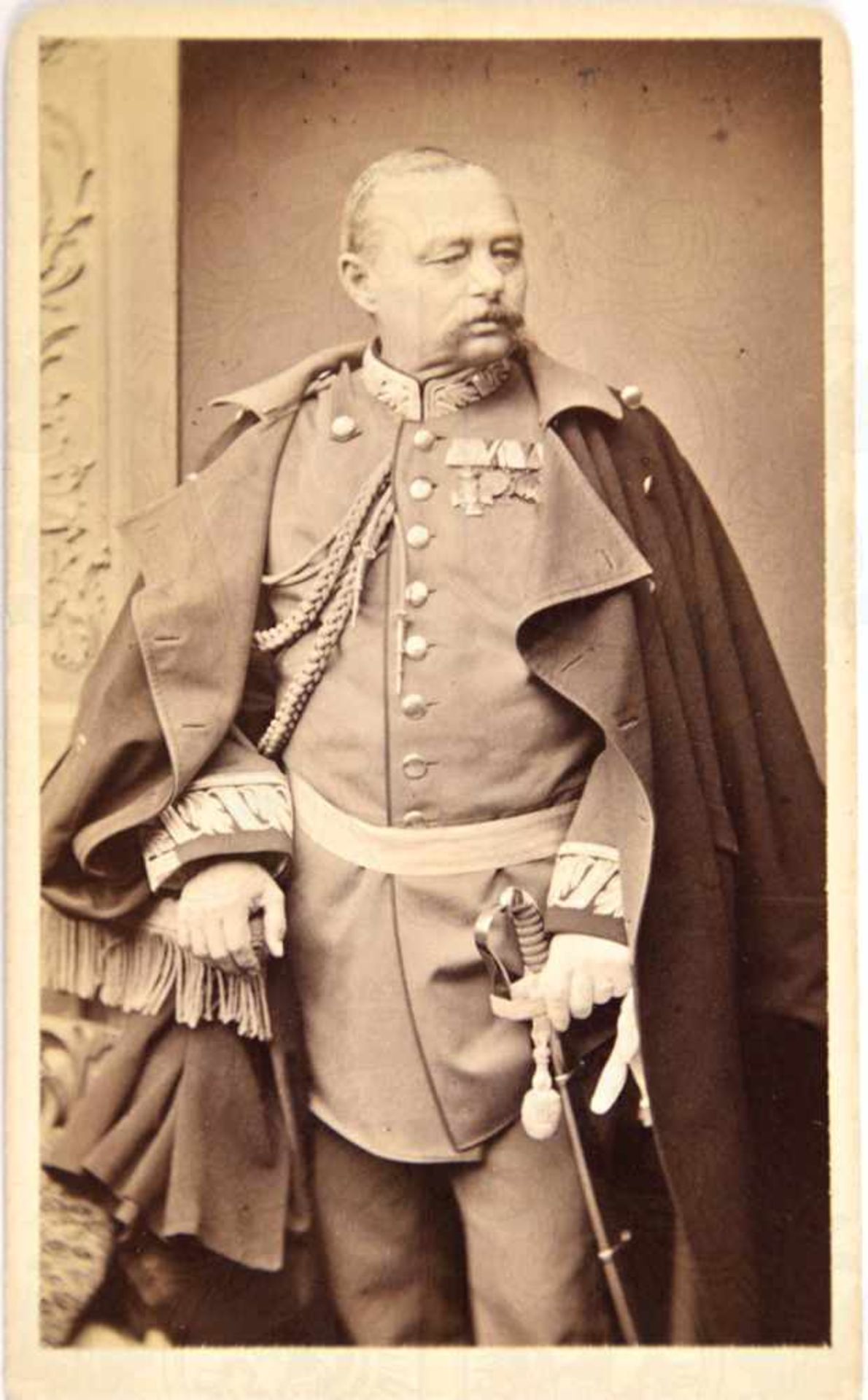 VISITFOTO GENERALMAJOR GEORG RITTER VON BÖSMILLER, (um 1825-1900 ?), Kniestück in Generalsuniform,