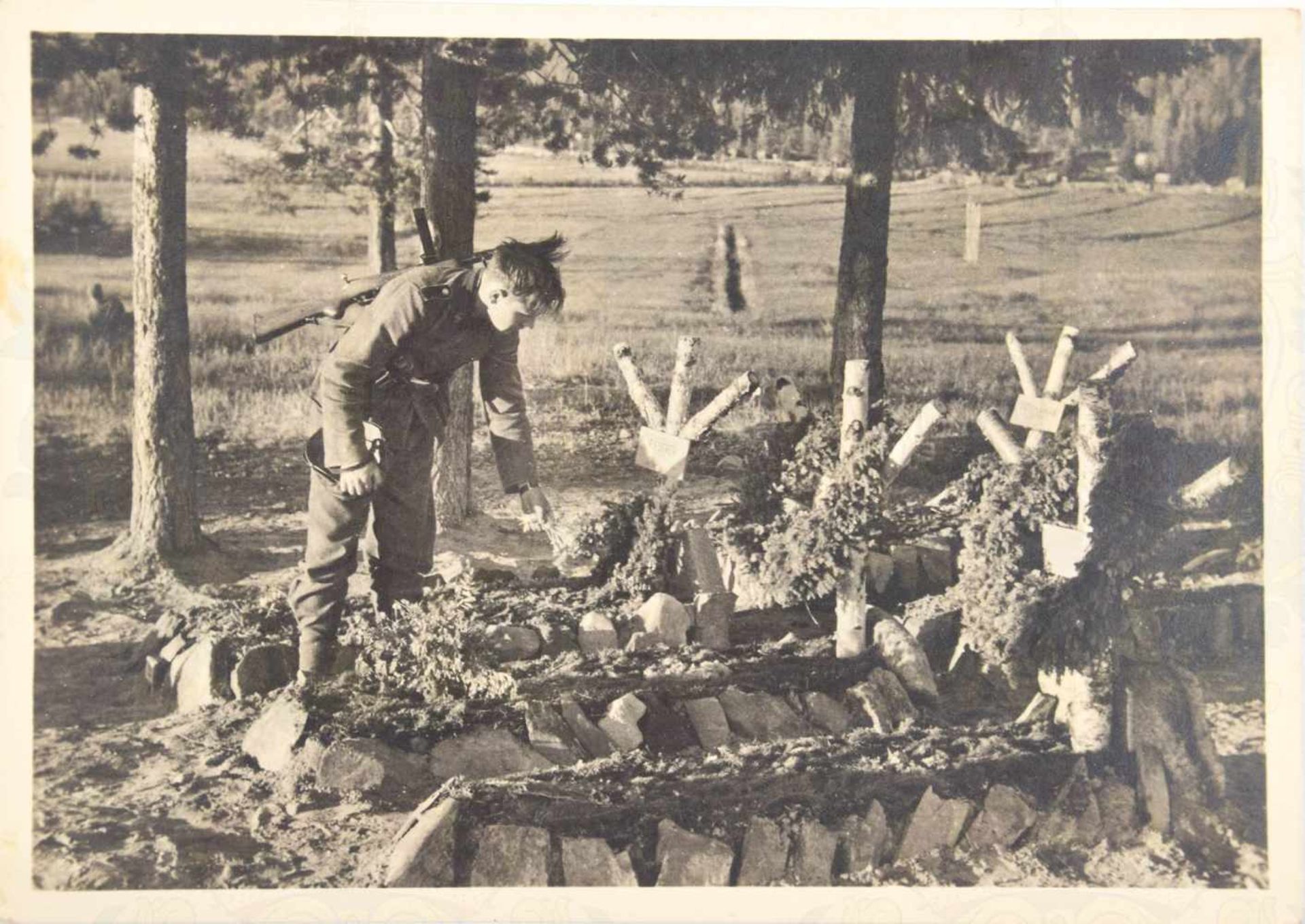 FOTO-AK SS-GEBIRGSDIVISION „NORD“, „Unvergessen“, SS-Mann beim Niederlegen von Blumen auf