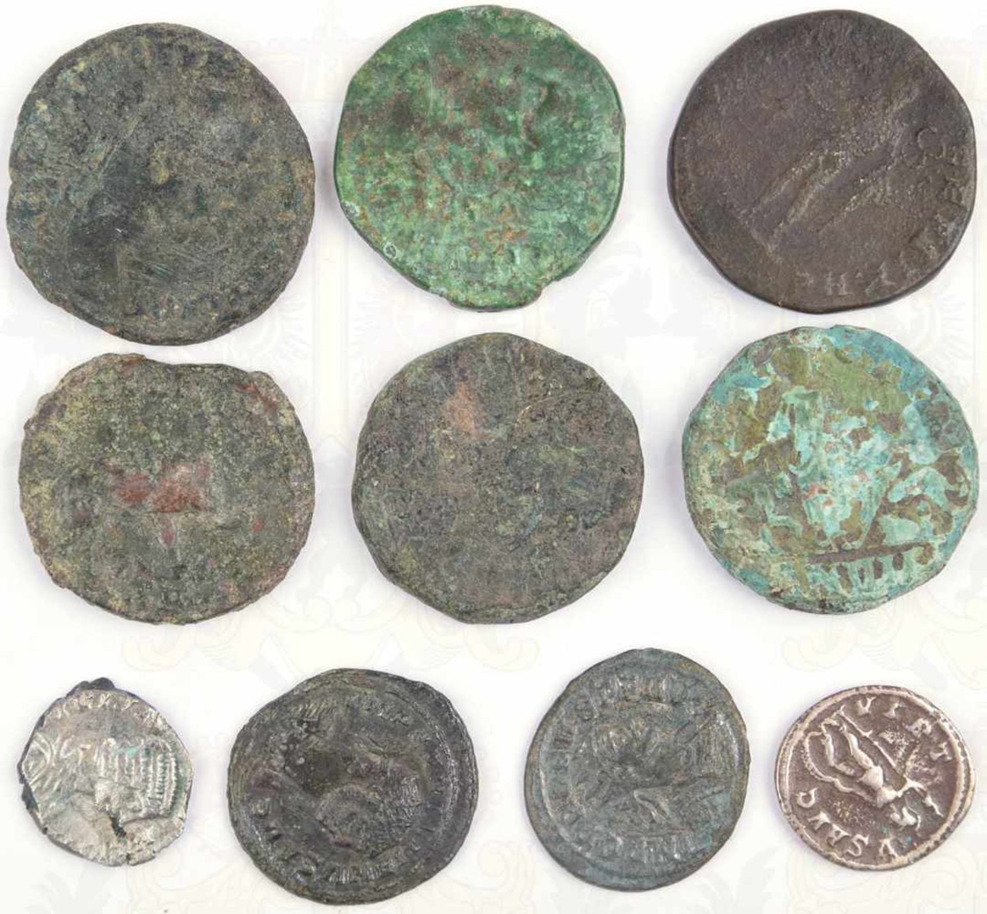 10 KLEINMÜNZEN, gereinigte Bodenfunde, meist römisch, 8 Bronze, 2 Silber, versch. Kaiserportraits, - Image 2 of 2