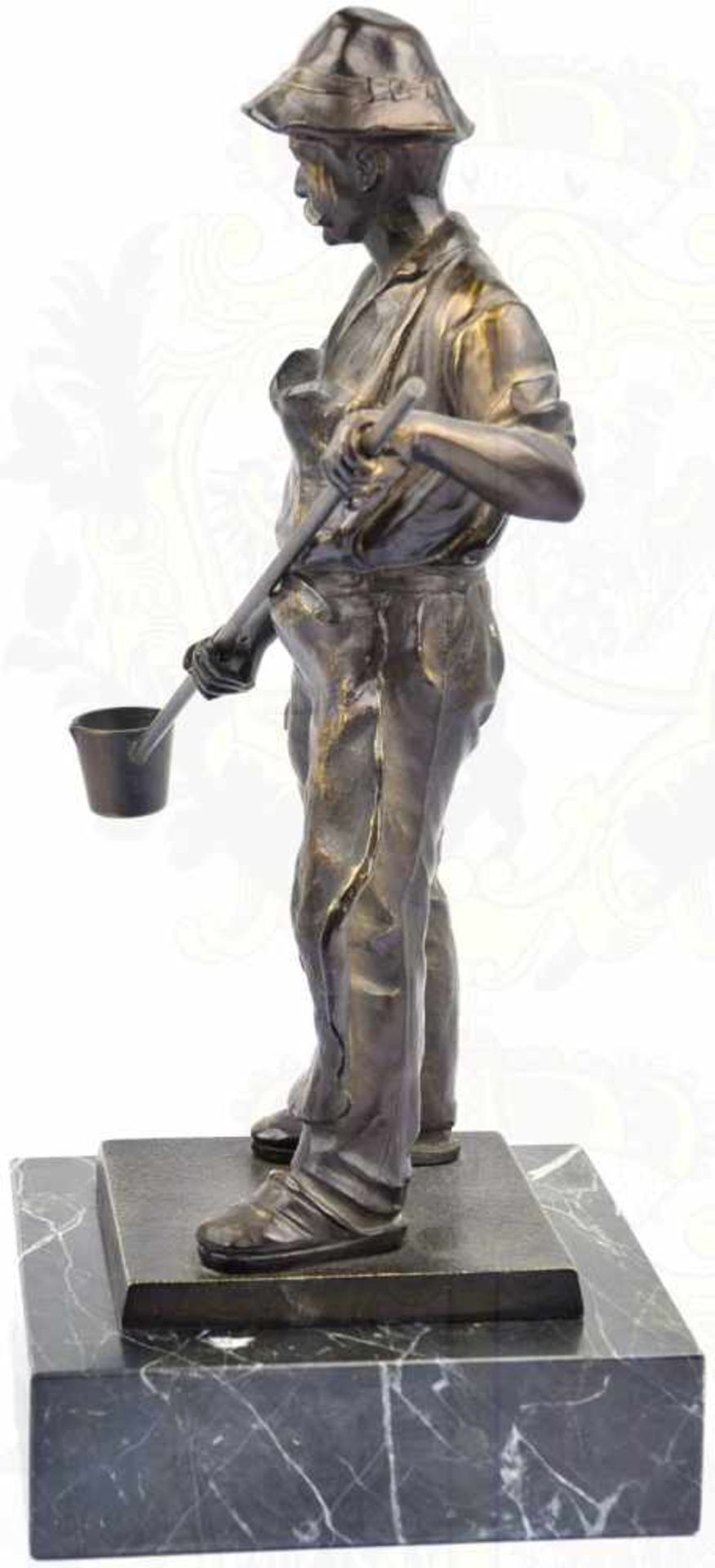 STATUE EINES EISENGIEßERS, Metallguß/bronziert, Darstellung mit Schürze u. Schaft mit Gießgefäß, - Bild 2 aus 3