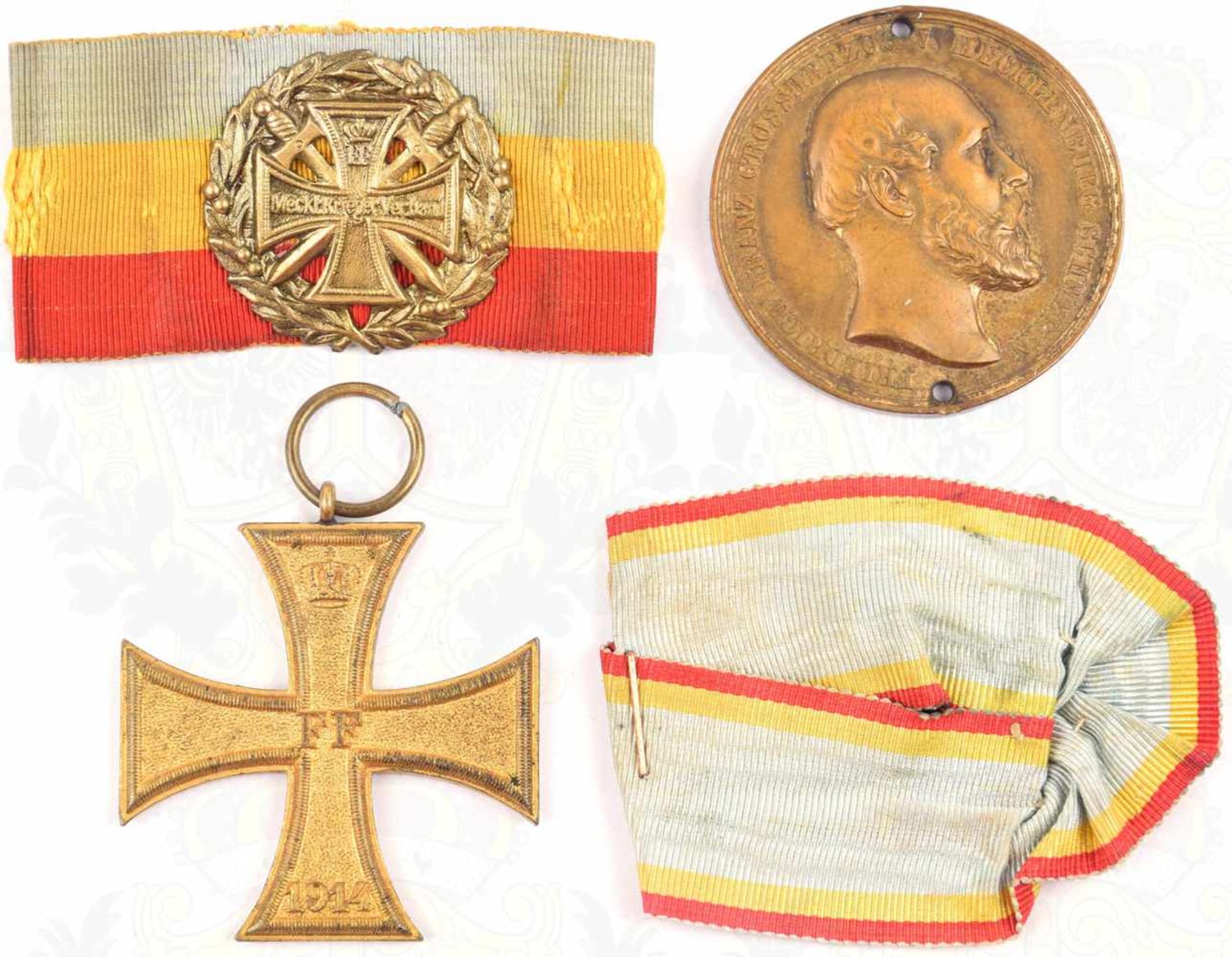 3 AUSZEICHNUNGEN, Militärverdienstkreuz 2. Klasse 1914, an Einzel-Spangenrest; bronzene