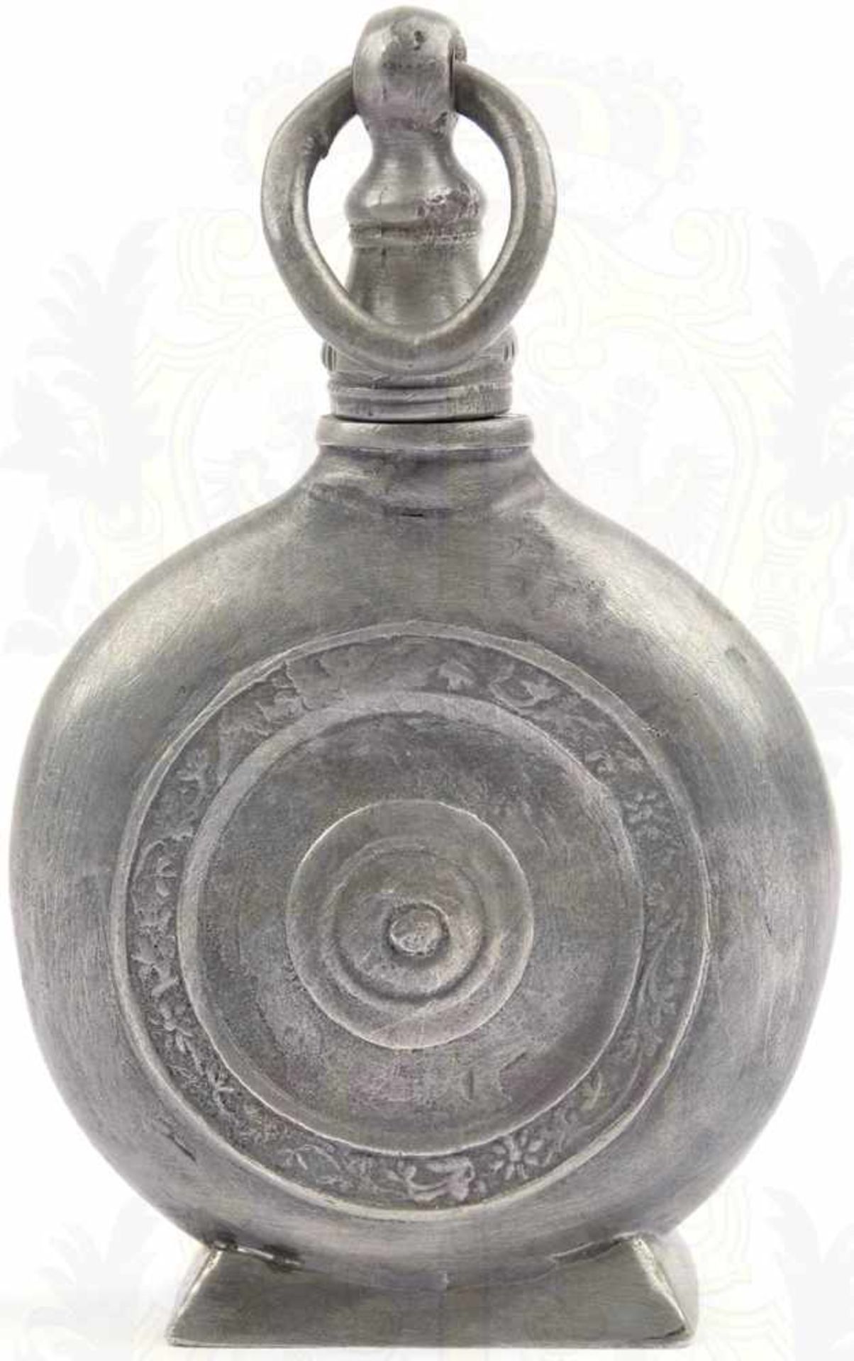 PULVERFLASCHE 1786, Zinn, mit floralen Verzierungen u. Gravur einer Jagdflinte sowie Jahreszahl „ - Bild 2 aus 3