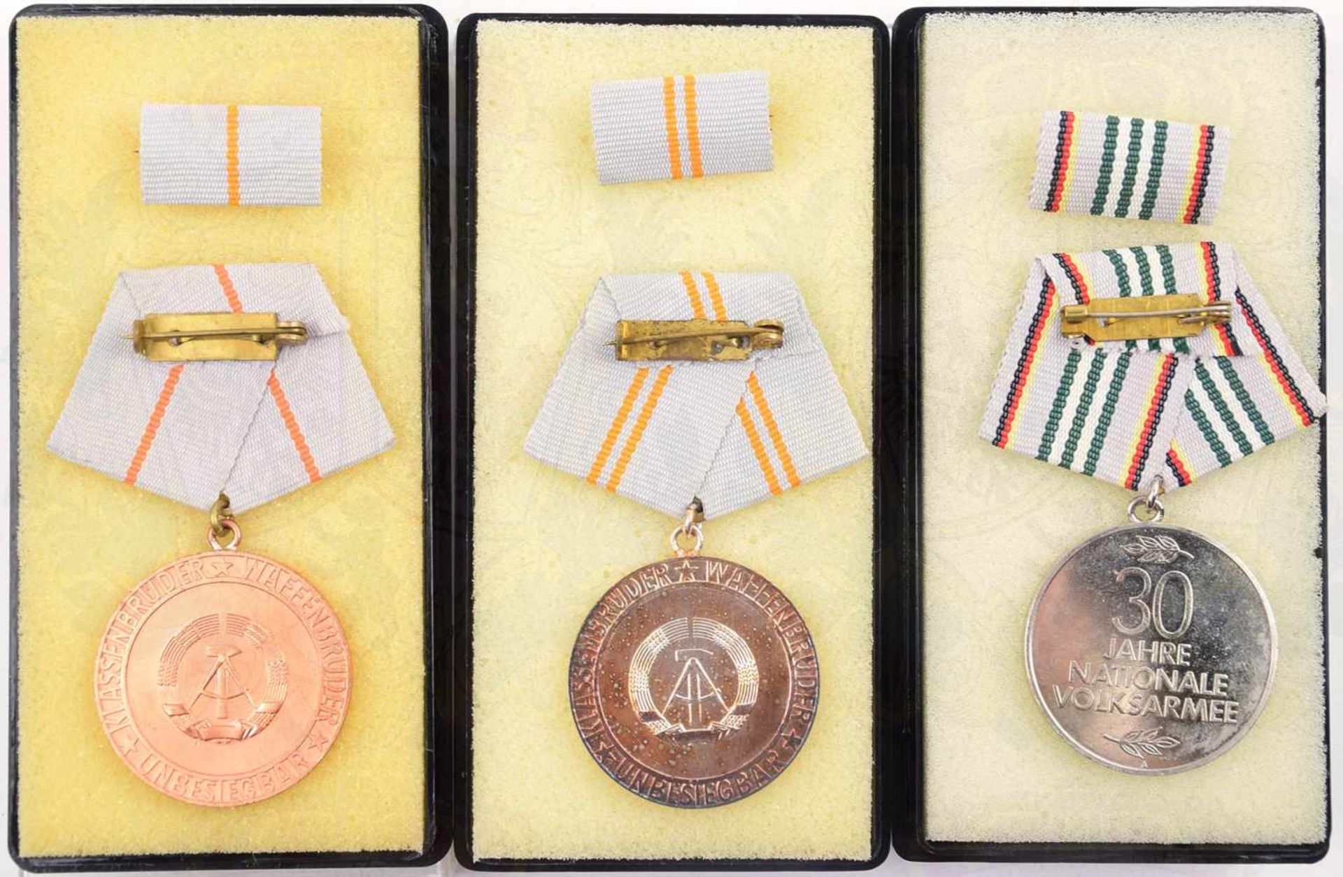 3 MEDAILLEN, 2x Med. der Waffenbrüderschaft, in Silber/Bronze, Fertigung 1968-1984, Buntmetall; Med. - Bild 2 aus 2