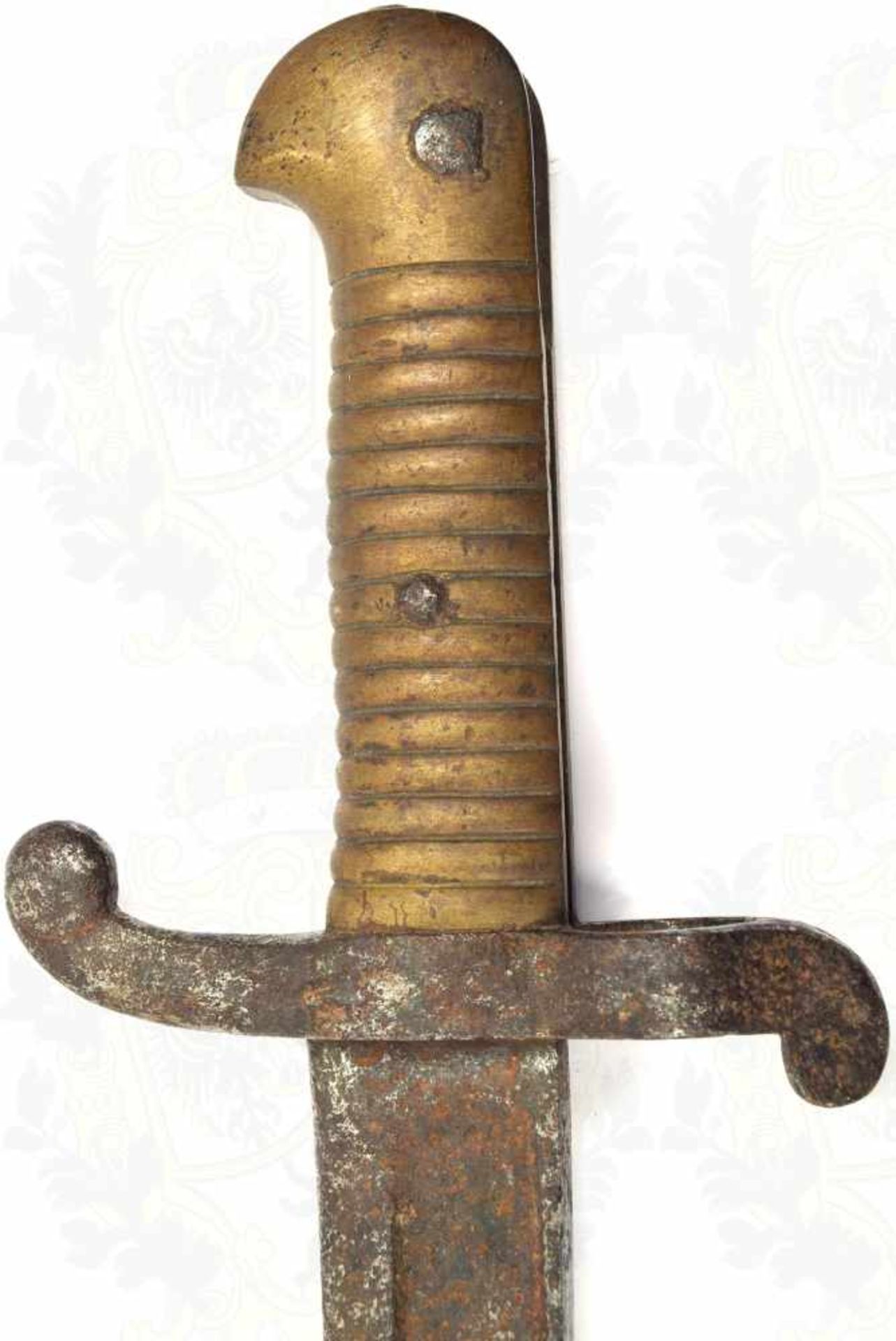 2 BLANKWAFFEN, Chassepot-Yatagan M 1866, narbige Klinge u. Parierstange, Griff Messing, Scheide - Bild 4 aus 5