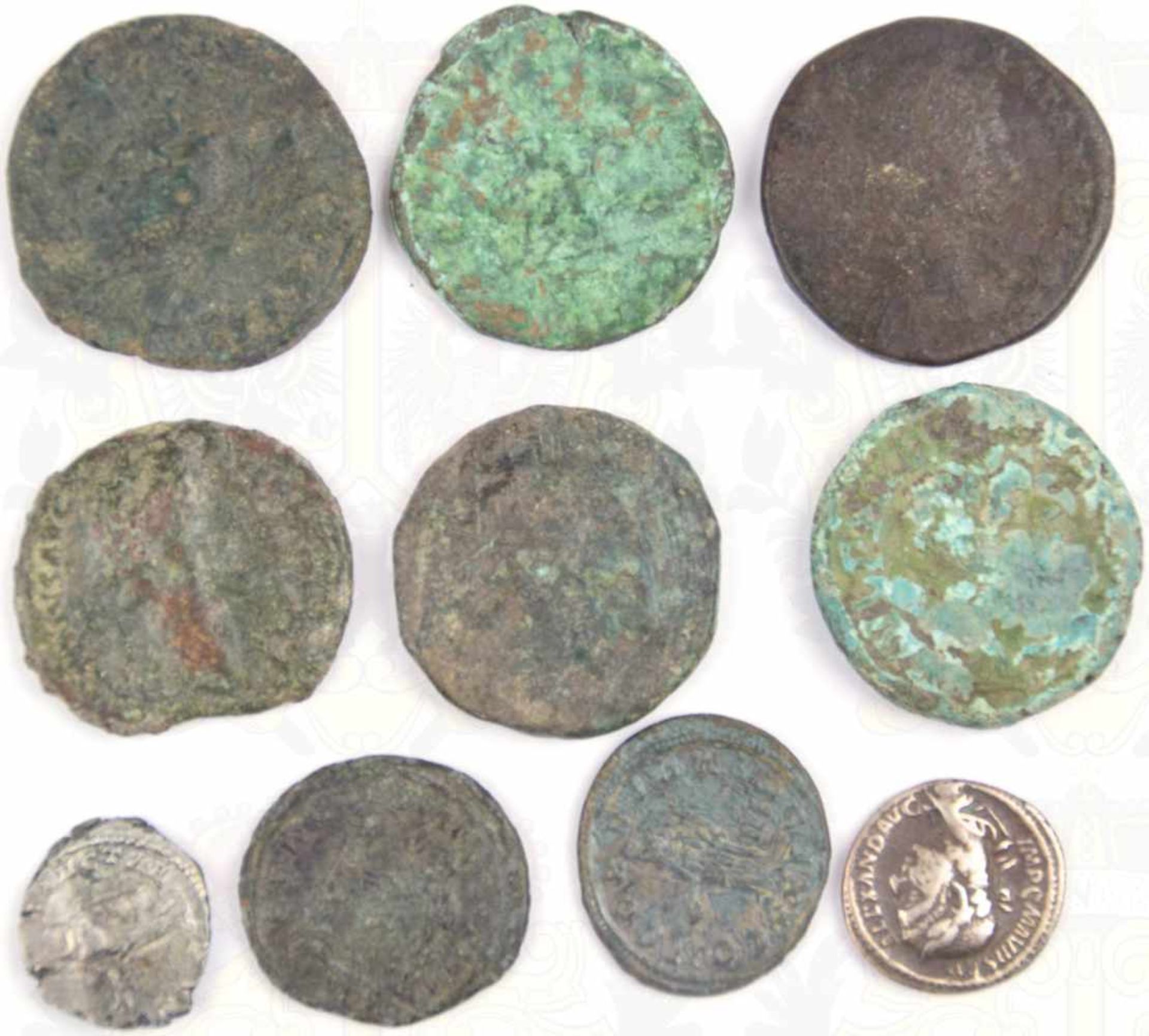 10 KLEINMÜNZEN, gereinigte Bodenfunde, meist römisch, 8 Bronze, 2 Silber, versch. Kaiserportraits,