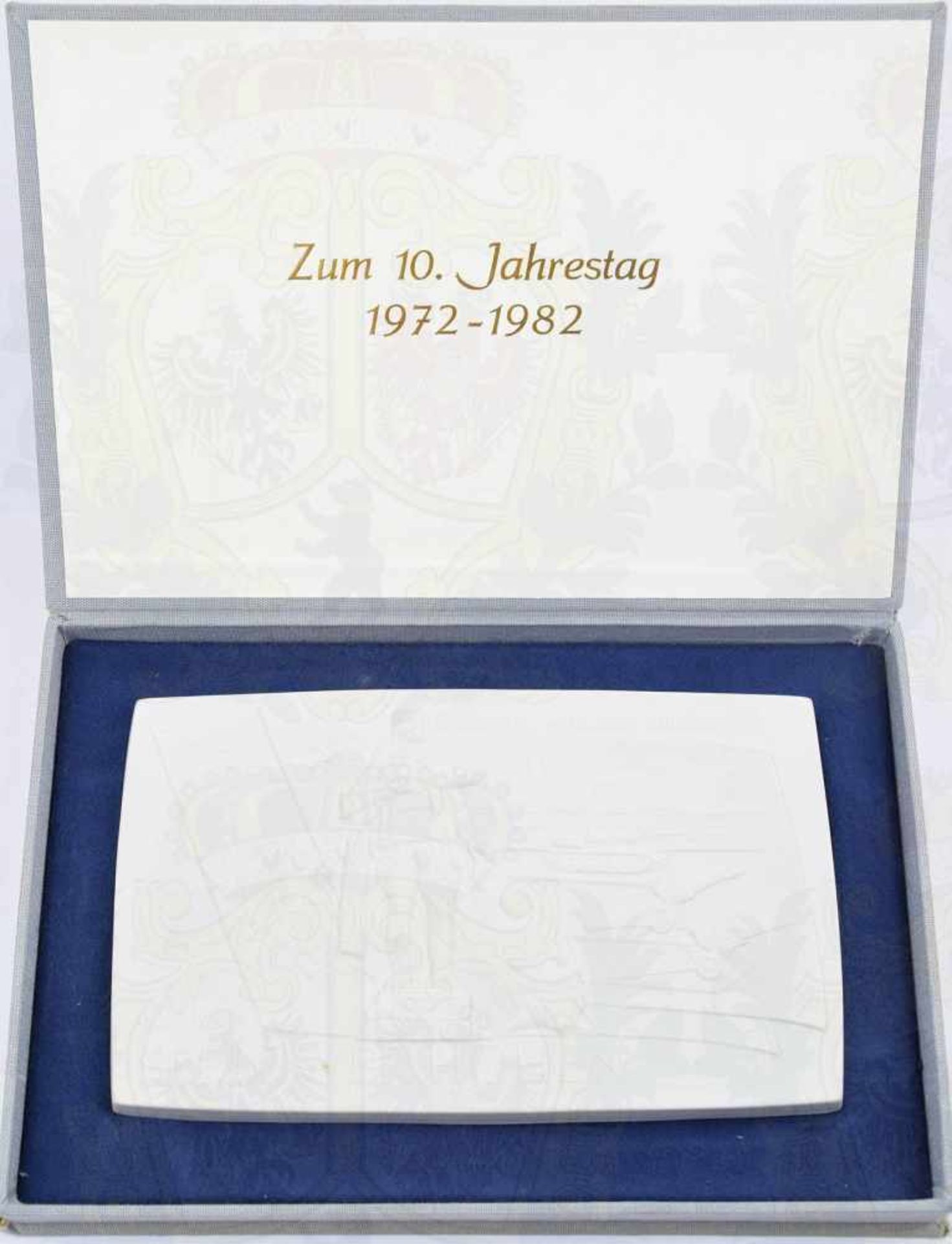 PLAKETTE SEELOWER HÖHEN, Weisses Böttger Steinzeug Meißen, 19,5x12 cm , zum 10 Jahrestag 1972-