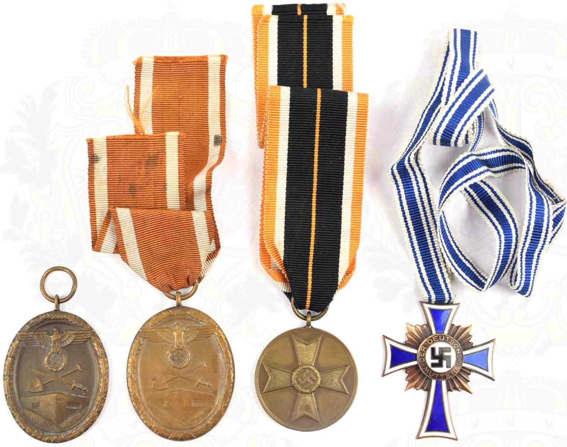 4 EHRENZEICHEN, 2 Deutsche Schutzwall-Ehrenzeichen, Bronze, 1x am Band; Mutterkreuz in Bronze 2.