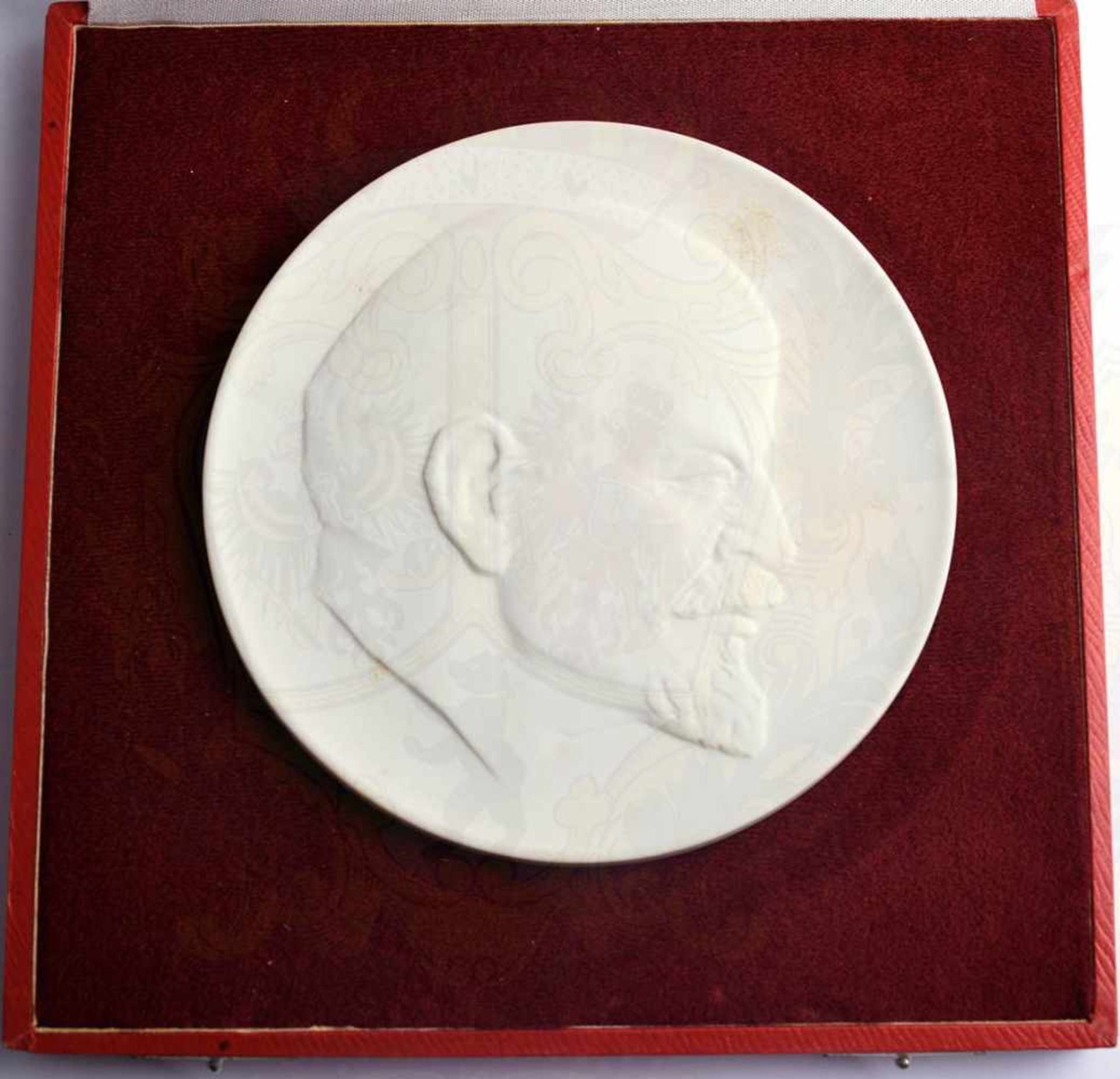 MEDAILLE LENIN, Porzellan, Schwertermarke, m. Portrait, rs. bez. „Nur der wird Siegen u. d. Macht