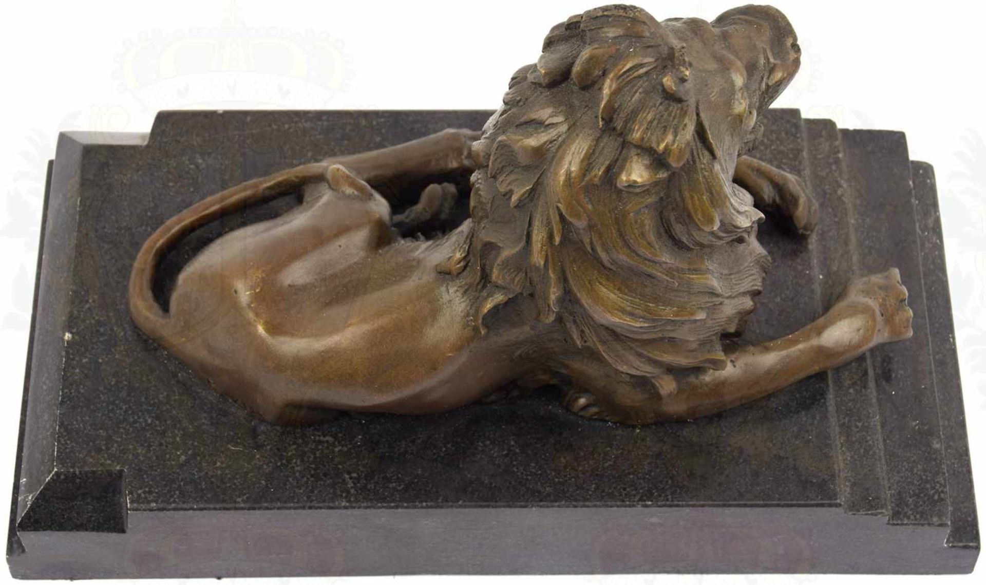 SCHREIBTISCH-DEKORATION BRÜLLENDER LÖWE, Bronzeguss, nach Antoine Louis Barye (1796-1875, 1855 Offz. - Bild 3 aus 3