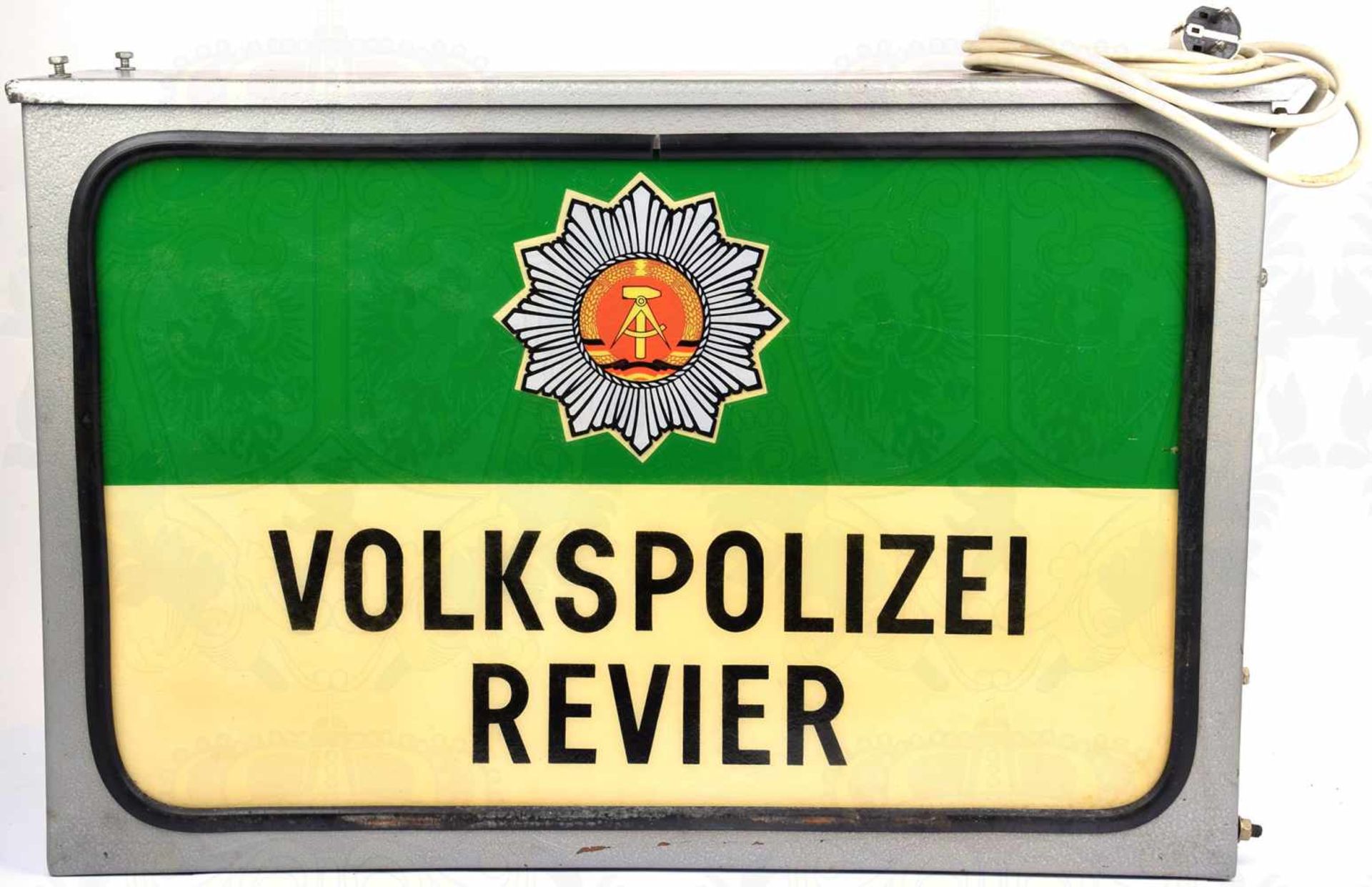 VOLKSPOLIZEI-DIENSTSTELLENSCHILD MIT BELEUCHTUNG, Stahlblech, silbergrau m. Kabel, beidseitig Grün/ - Bild 3 aus 3