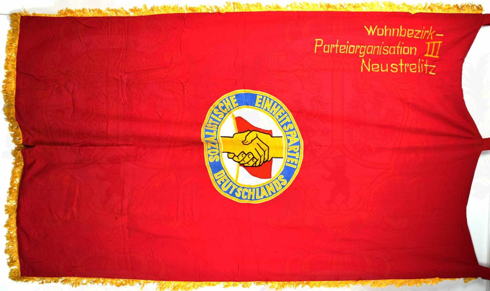 EHRENBANNER „WOHNBEZIRK-PARTEIORGANISATION III“ „Neustrelitz“, rotes Tuch, beidseitig entspr. Text