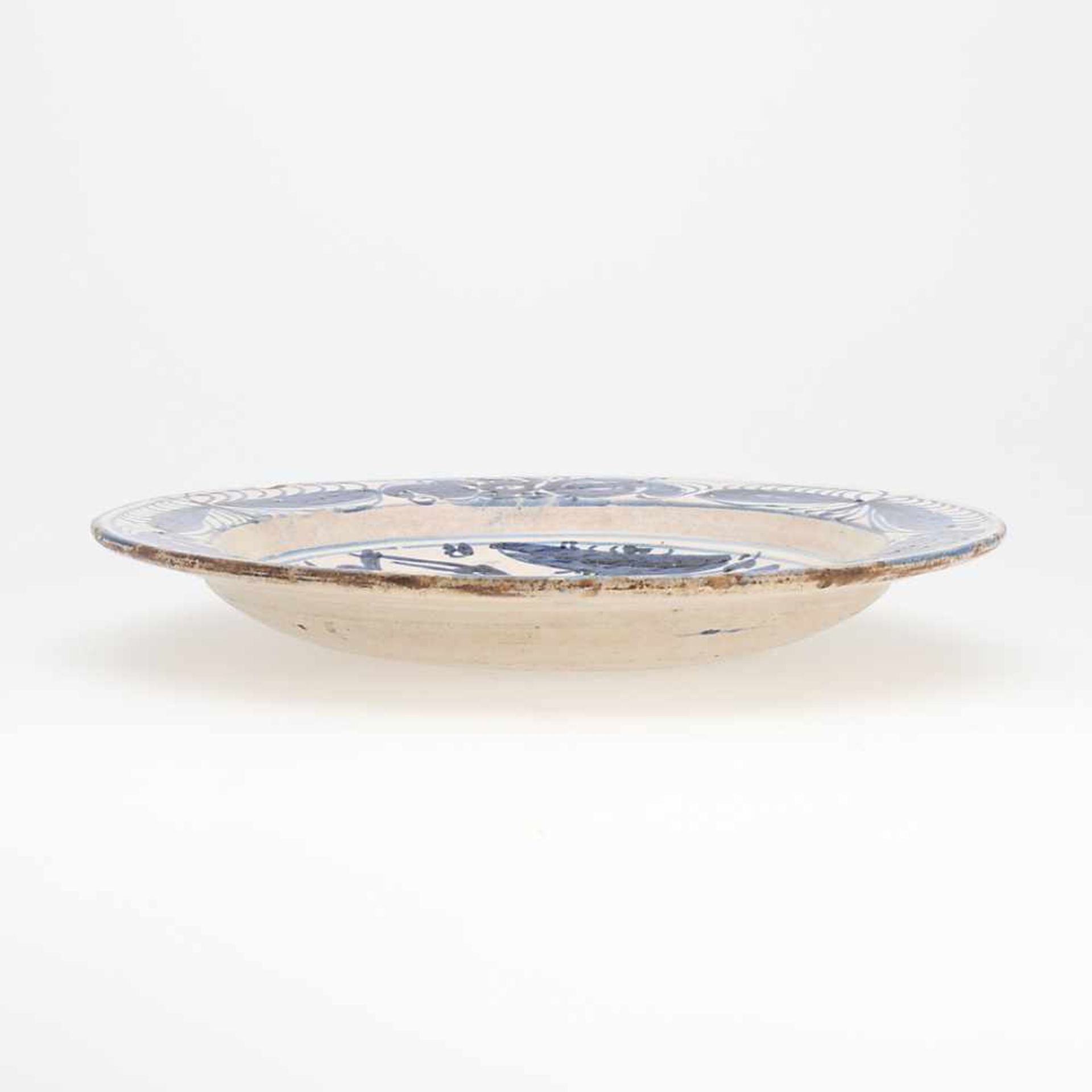Dish in Talavera earthenware of the series "las mariposas", circa 1600.34 cm dia. - Bild 2 aus 3