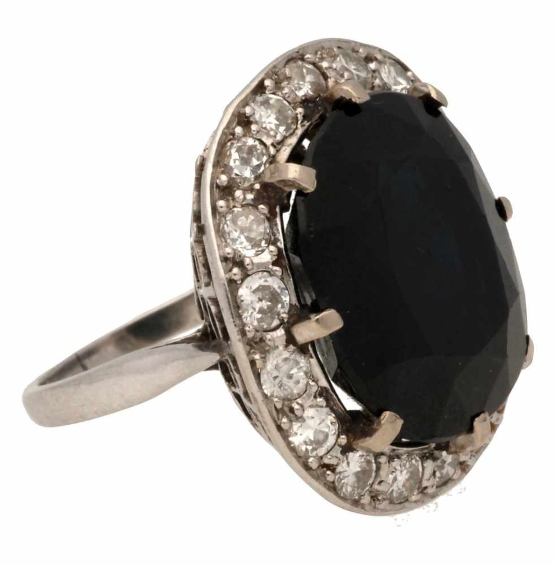 Sapphire ring with diamonds border, mid 20th Century.Platinum, cushion cut sapphire, 15.75 cts and - Bild 2 aus 2