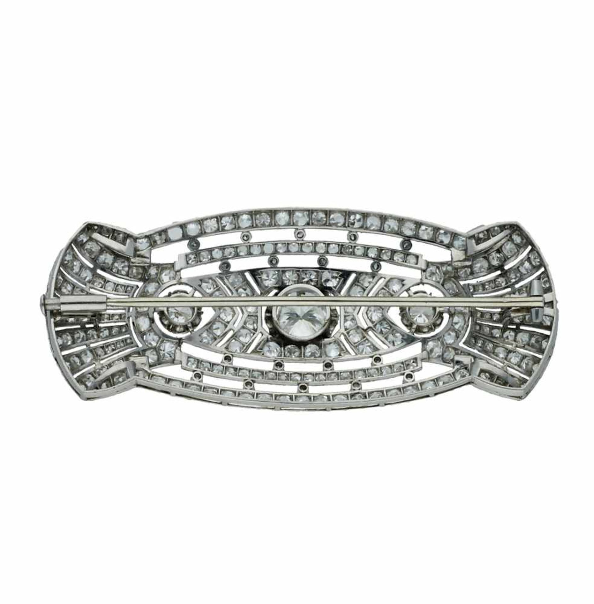 Art Déco diamonds brooch, circa 1925.Platinum, brilliant cut central diamond, approx. 1.01 ct, - Bild 2 aus 2