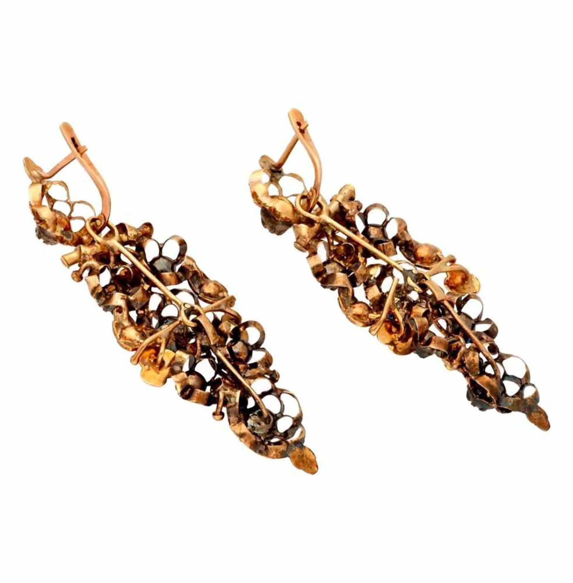 Elizabethan long earrings, 19th Century.Gold with silver views and table cut diamonds, 0.01 cts. 6 - Bild 2 aus 2