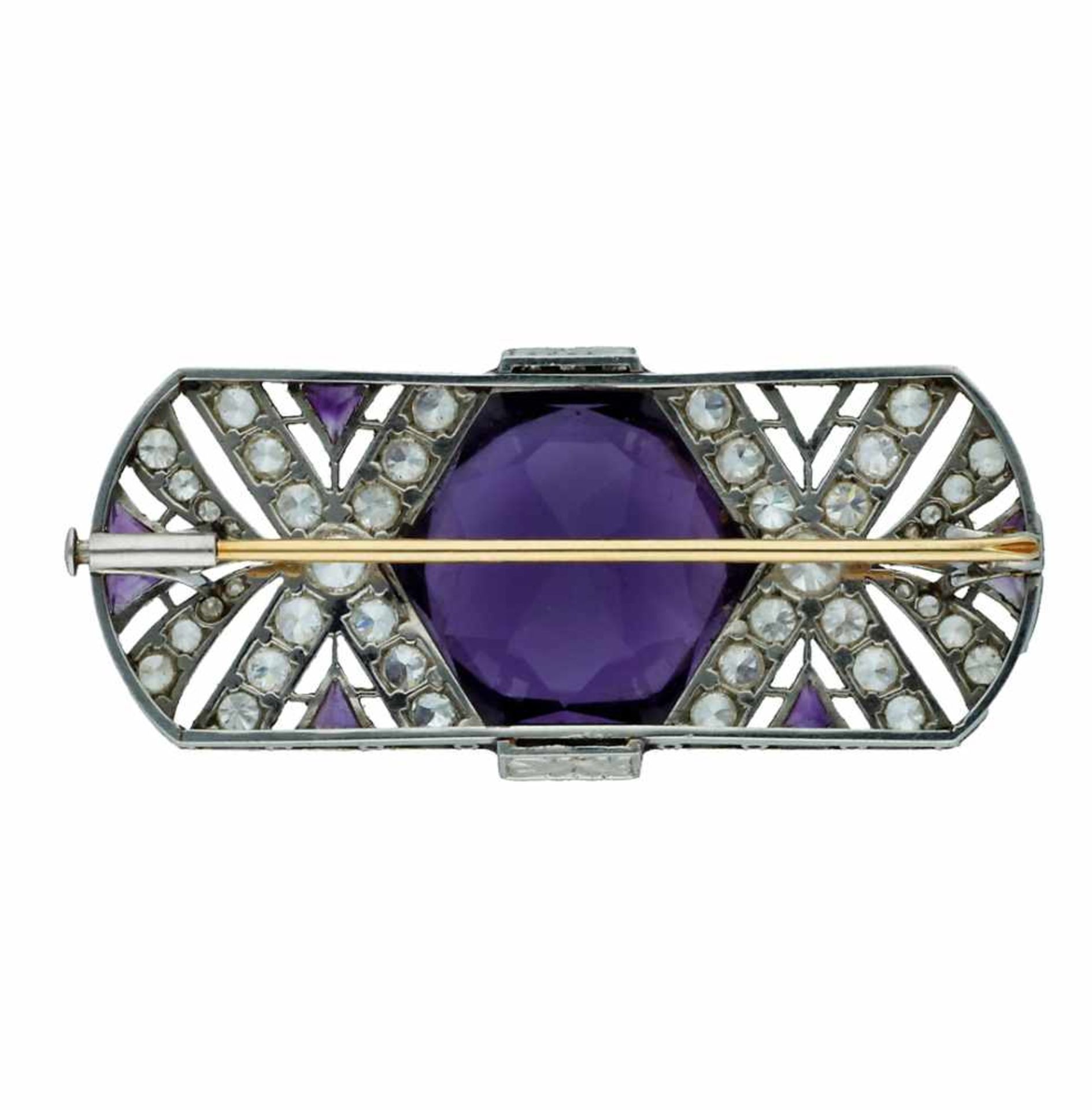 Art Déco amethysts and diamonds brooch, circa 1925.Platinum, hexagonal and fantasy cut amethysts, - Bild 2 aus 2