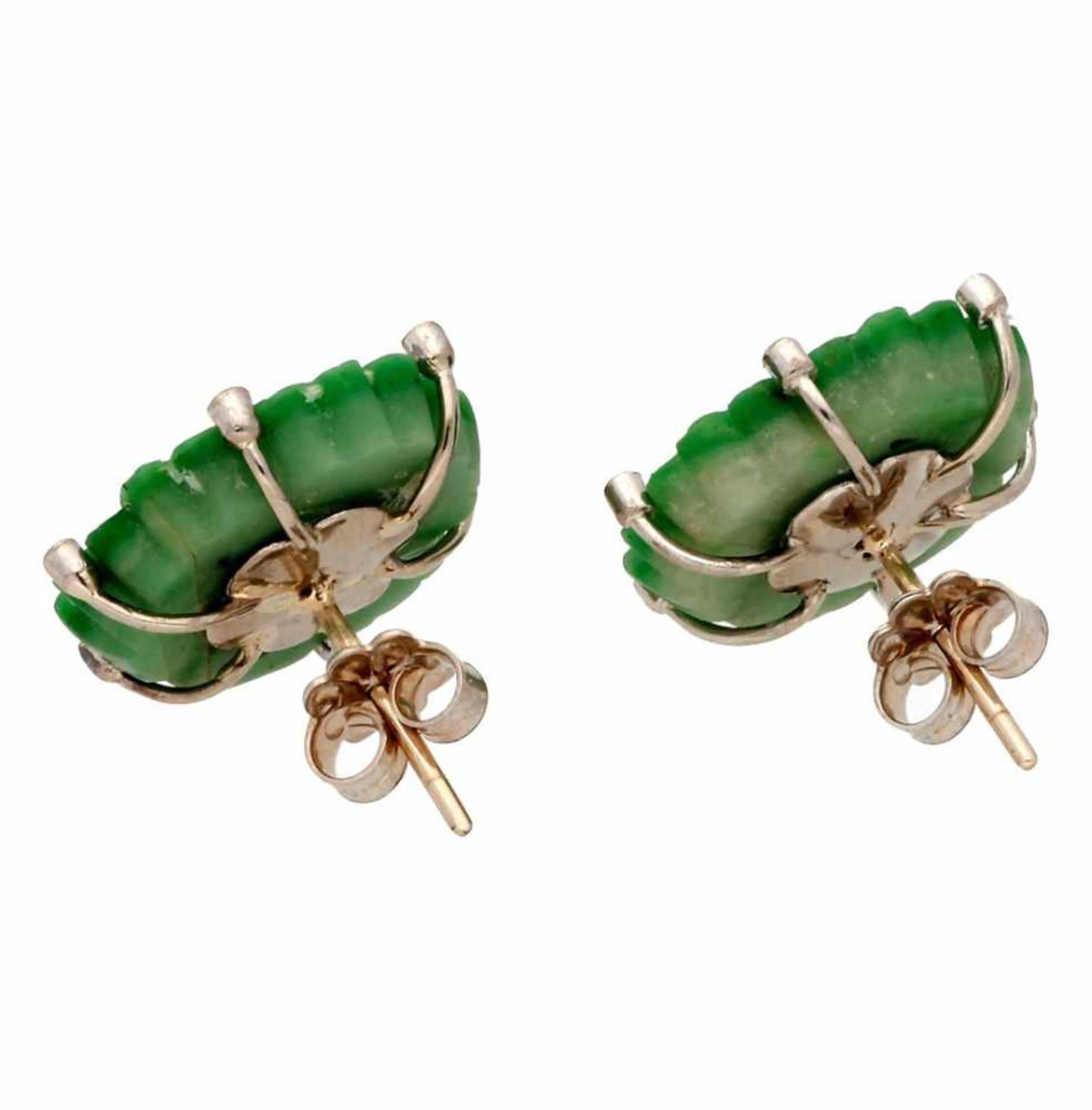Floral earrings.White gold, probably jade and 8/8 cut diamonds, 0.04 cts. 2 cm. 7.2 gr. - Bild 2 aus 2