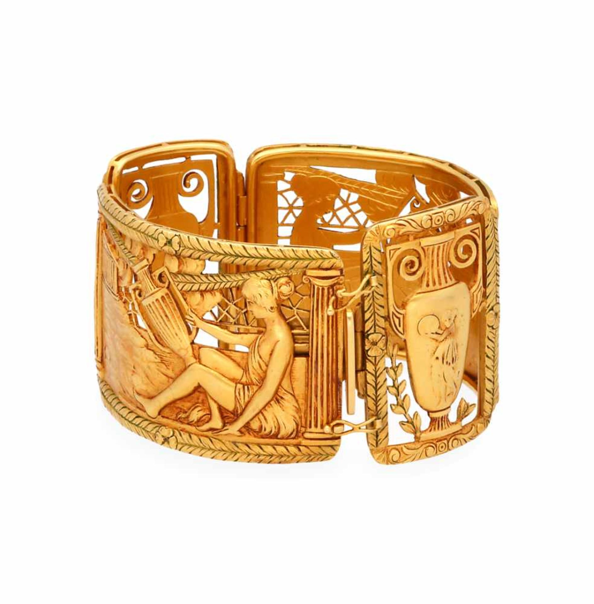 FUSET Y GRAU. Noucentist gold bracelet, circa 1922.Chiselled gold with representation of classical