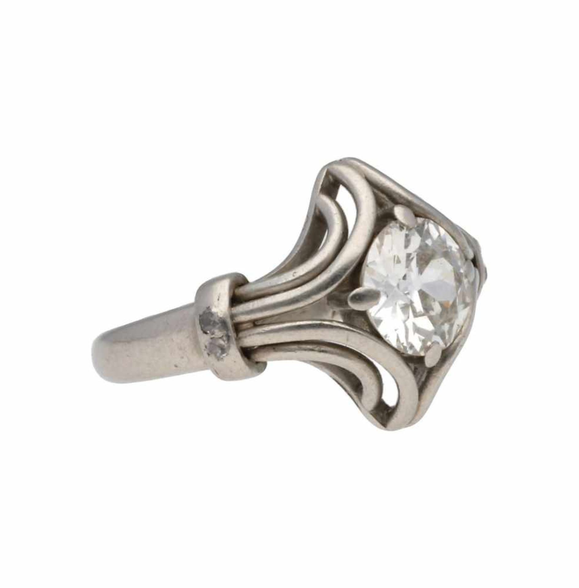 Solitaire ring, mid 20th Century.Platinum, central diamond in old brilliant cut, approx. J-K colour, - Bild 2 aus 2