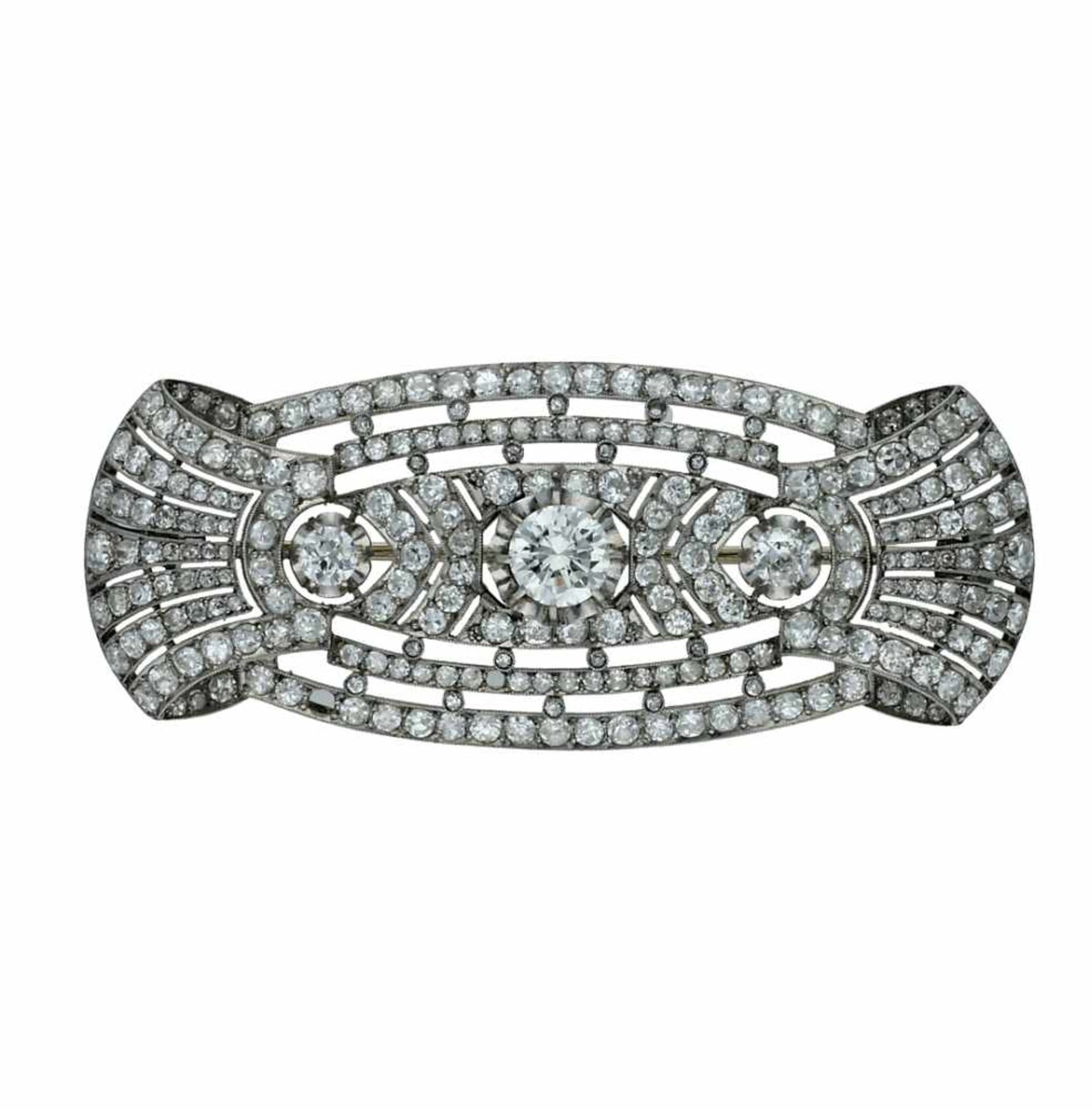 Art Déco diamonds brooch, circa 1925.Platinum, brilliant cut central diamond, approx. 1.01 ct,