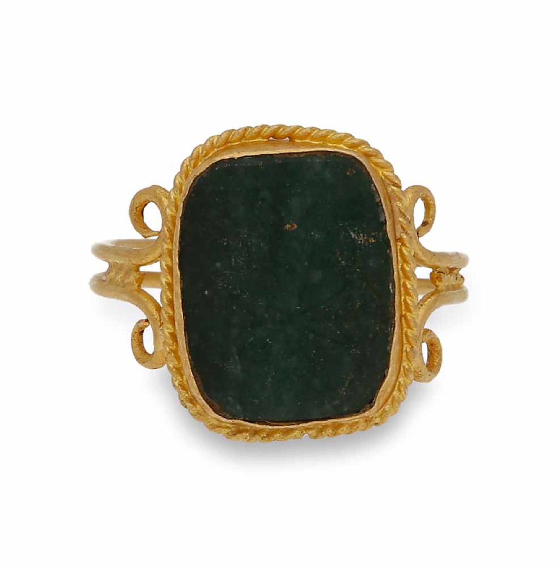 Jasper ring, early 19th Century.Gold, probably 22K, and carved jasper. 3.6 gr.