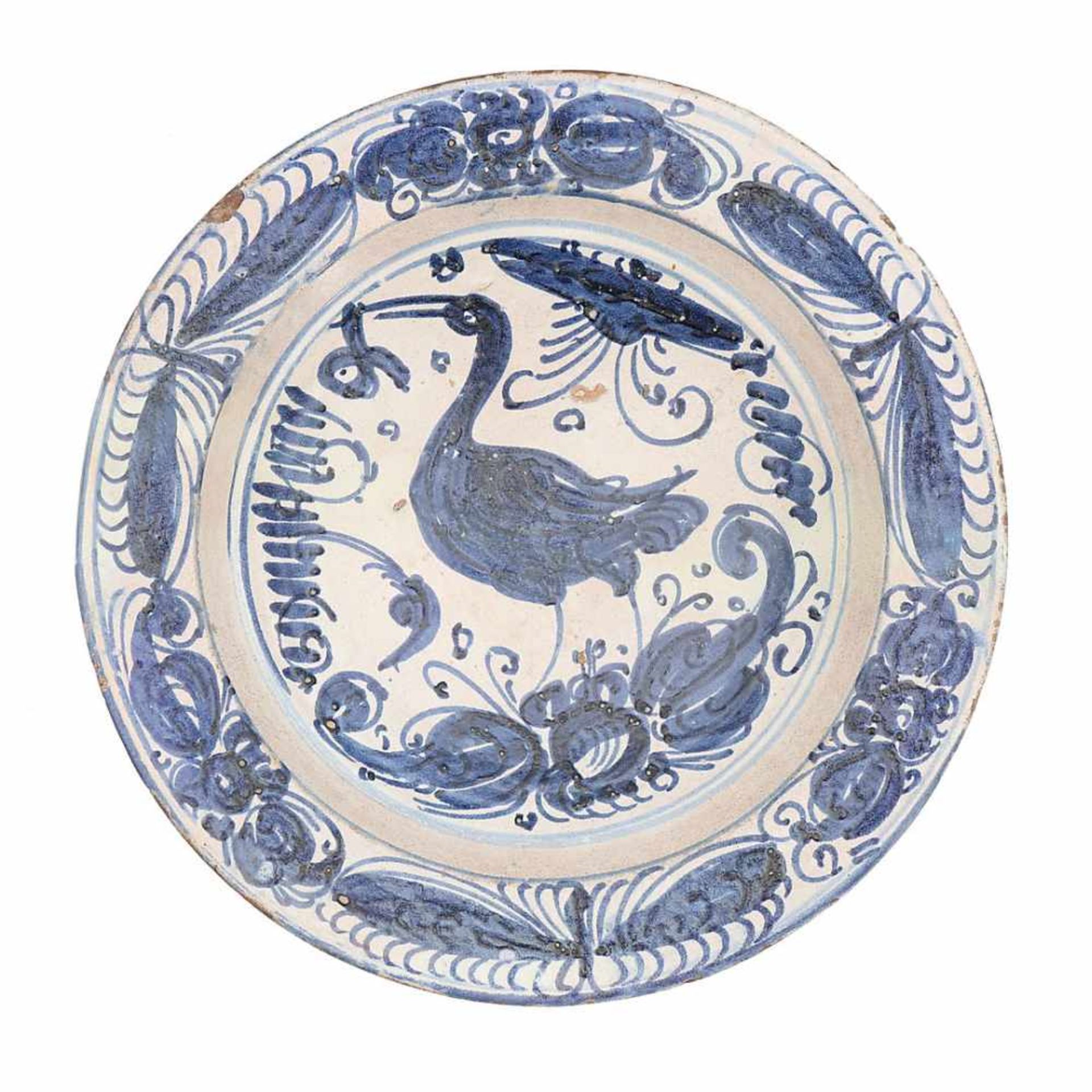 Dish in Talavera earthenware of the series "las mariposas", circa 1600.34 cm dia.
