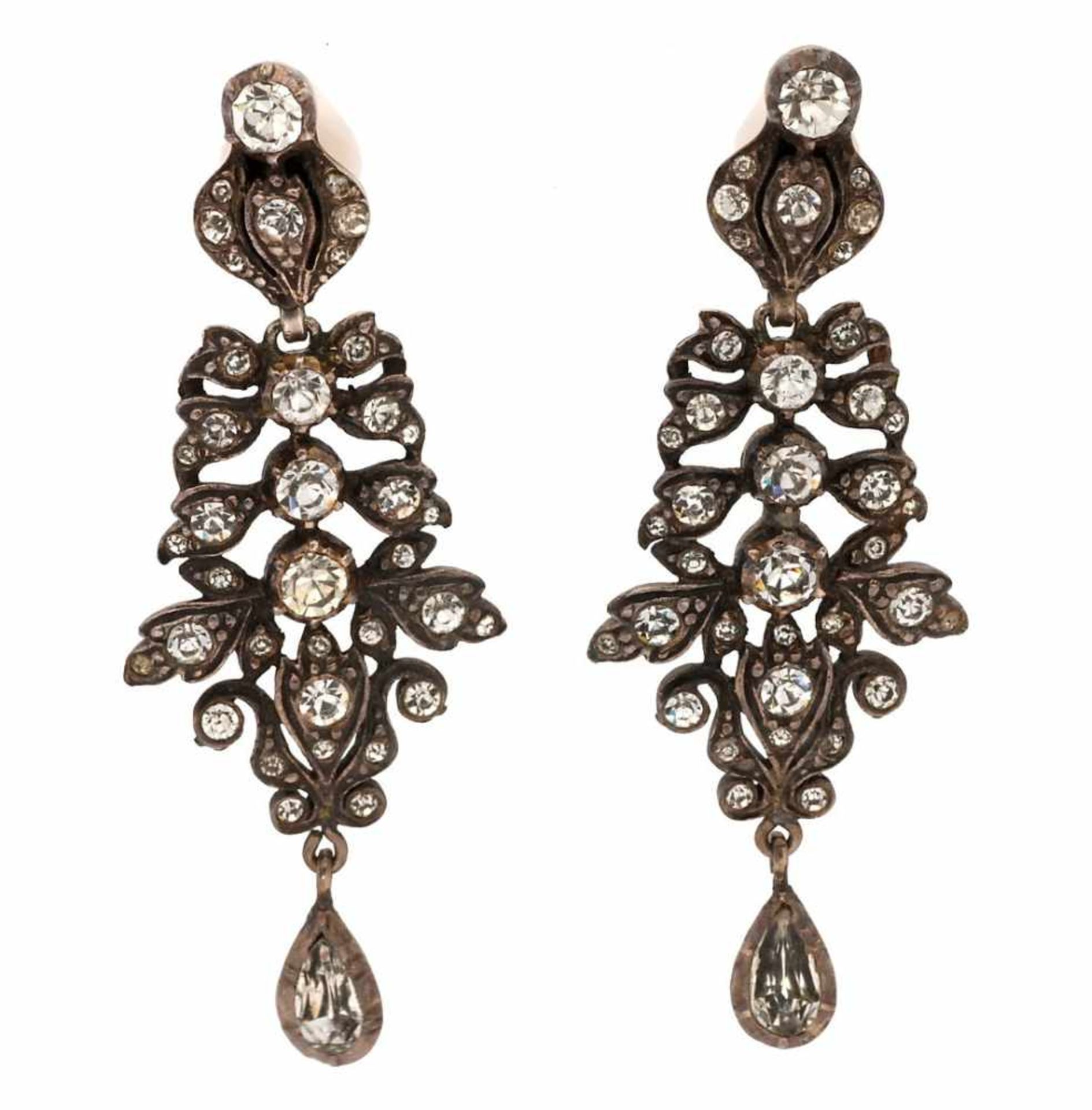 Earrings in silver and rhinestones, 19th Century.Silver and rhinestones. Gold clasp. 6.5 cm. 25.6
