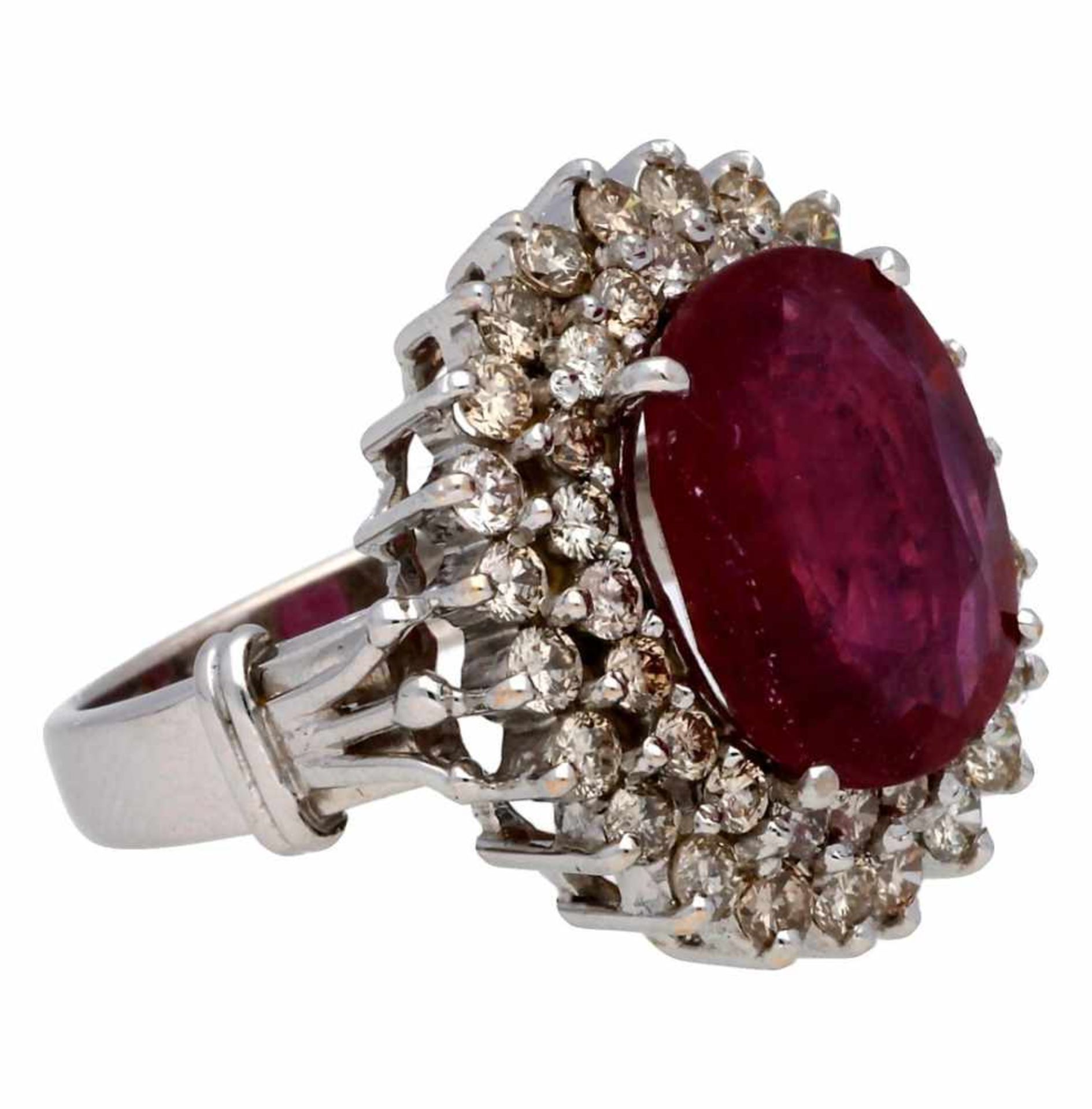 Ruby ring with diamonds border.White gold, cushion cut ruby, 5 cts and brilliant cut diamonds, 1. - Image 2 of 2