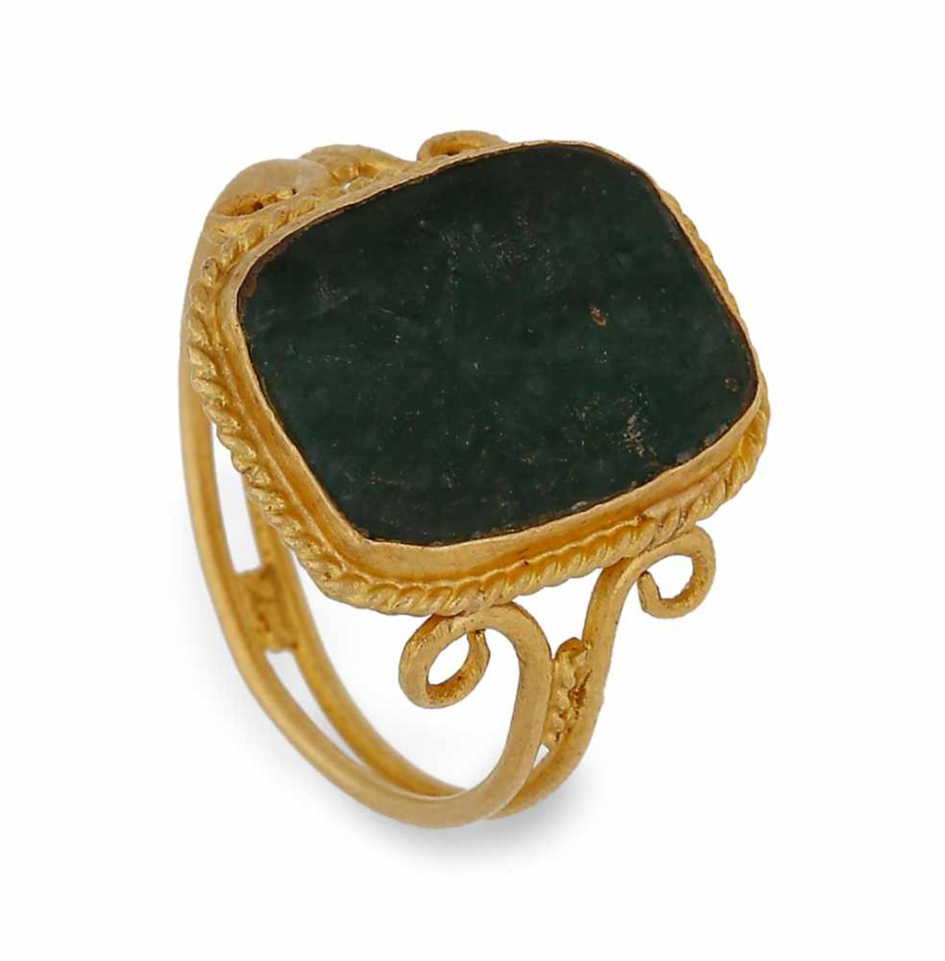 Jasper ring, early 19th Century.Gold, probably 22K, and carved jasper. 3.6 gr. - Image 2 of 2