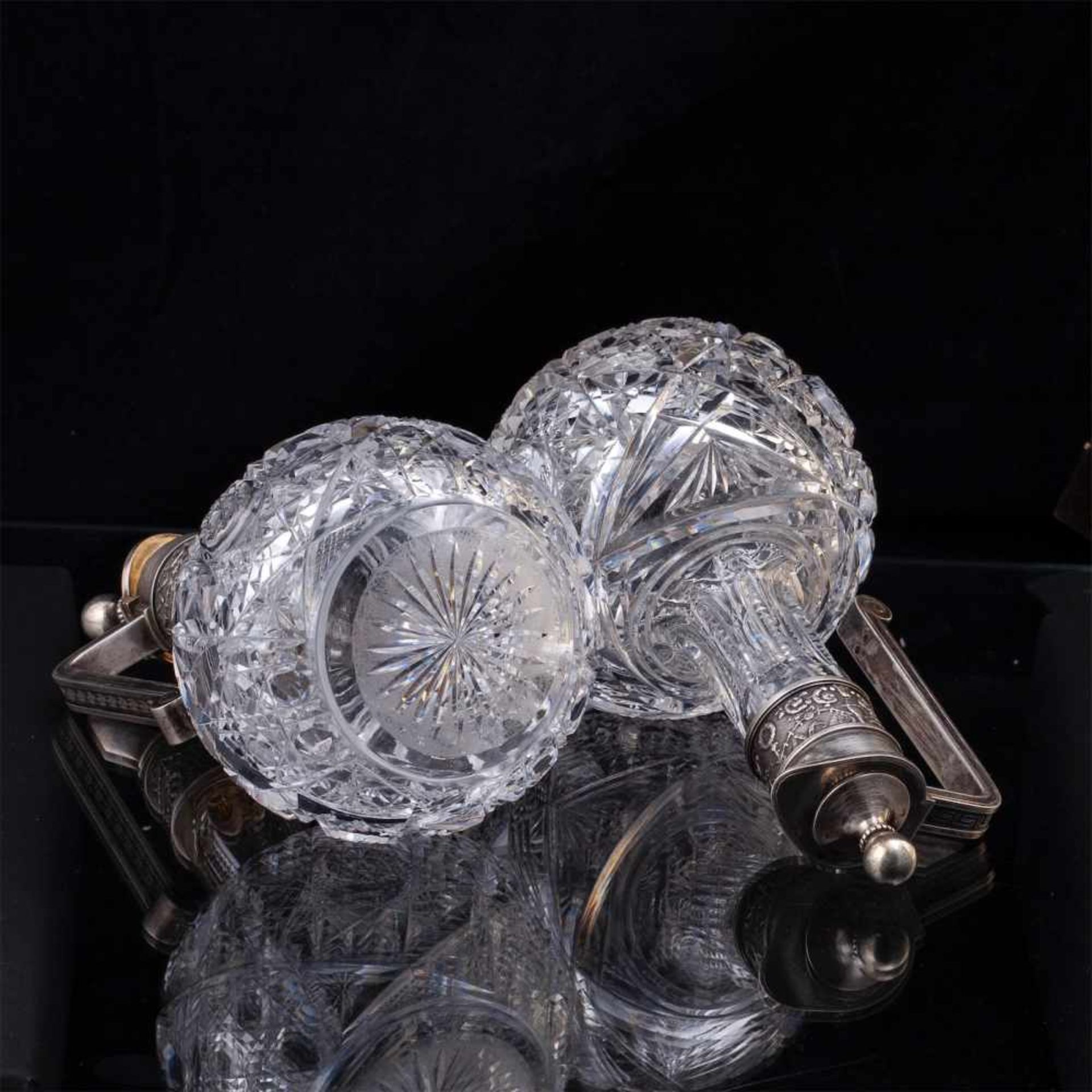 A pair of Faberge silver and cut-glass decantersA pair of Faberge silver-gilt and cut-glass - Bild 4 aus 9