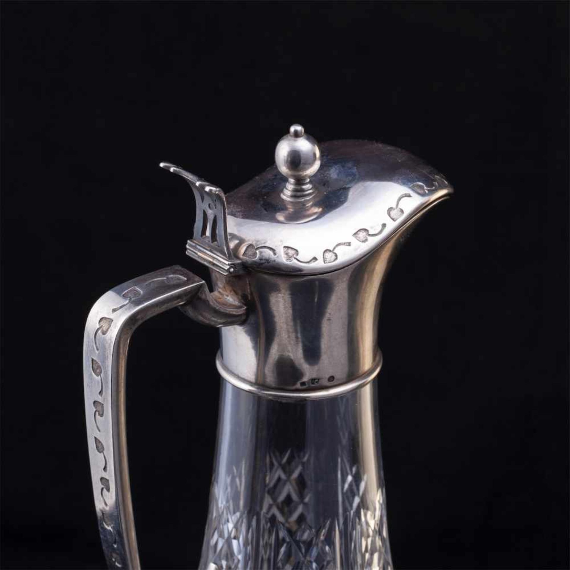A Faberge silver-gilt and cut-glass decanterA Faberge silver-gilt and cut-glass decanter in Art - Bild 3 aus 6