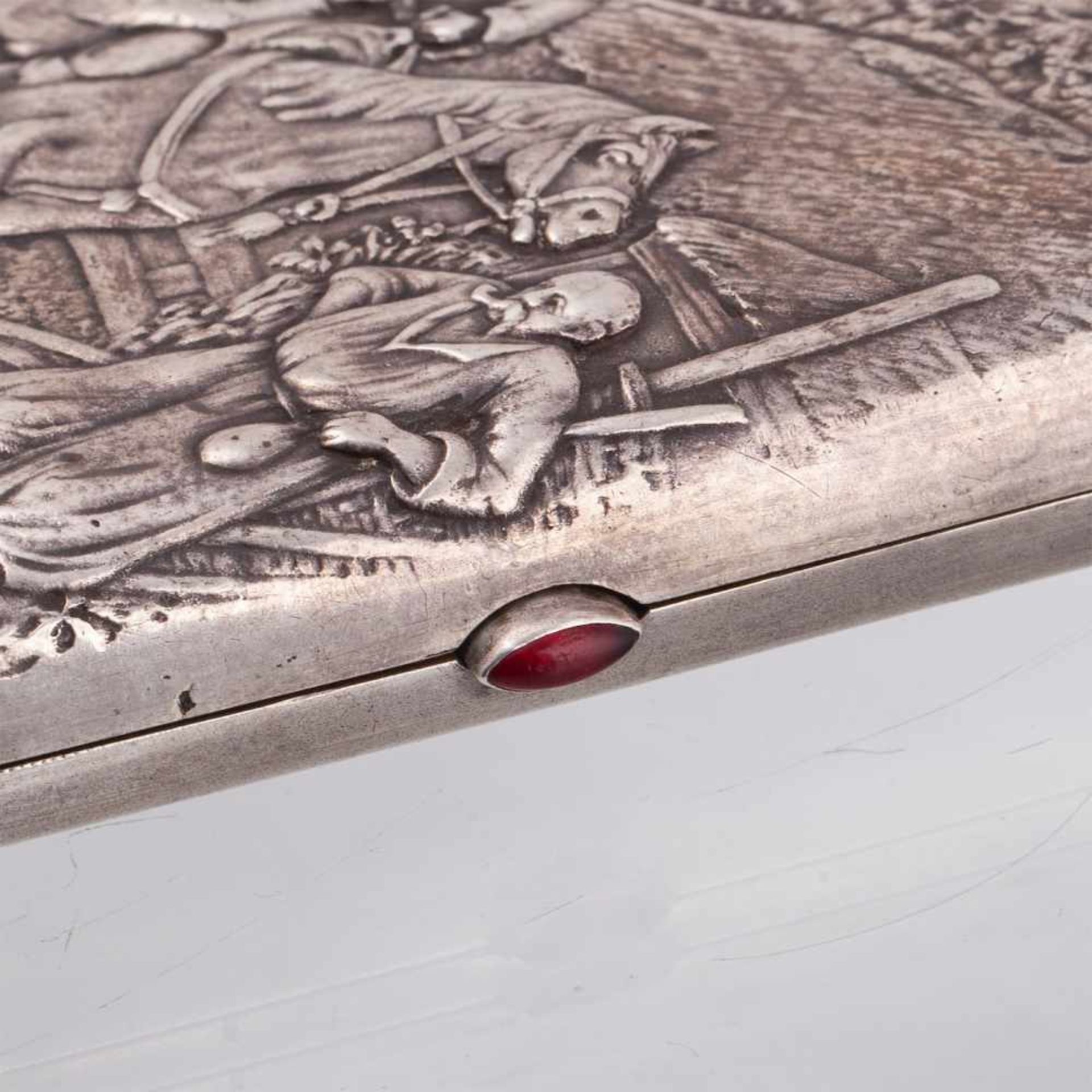 A Russian silver-gilt cigarette case. MoscowA Russian silver-gilt cigarette case "Taras Bulba with - Bild 2 aus 6