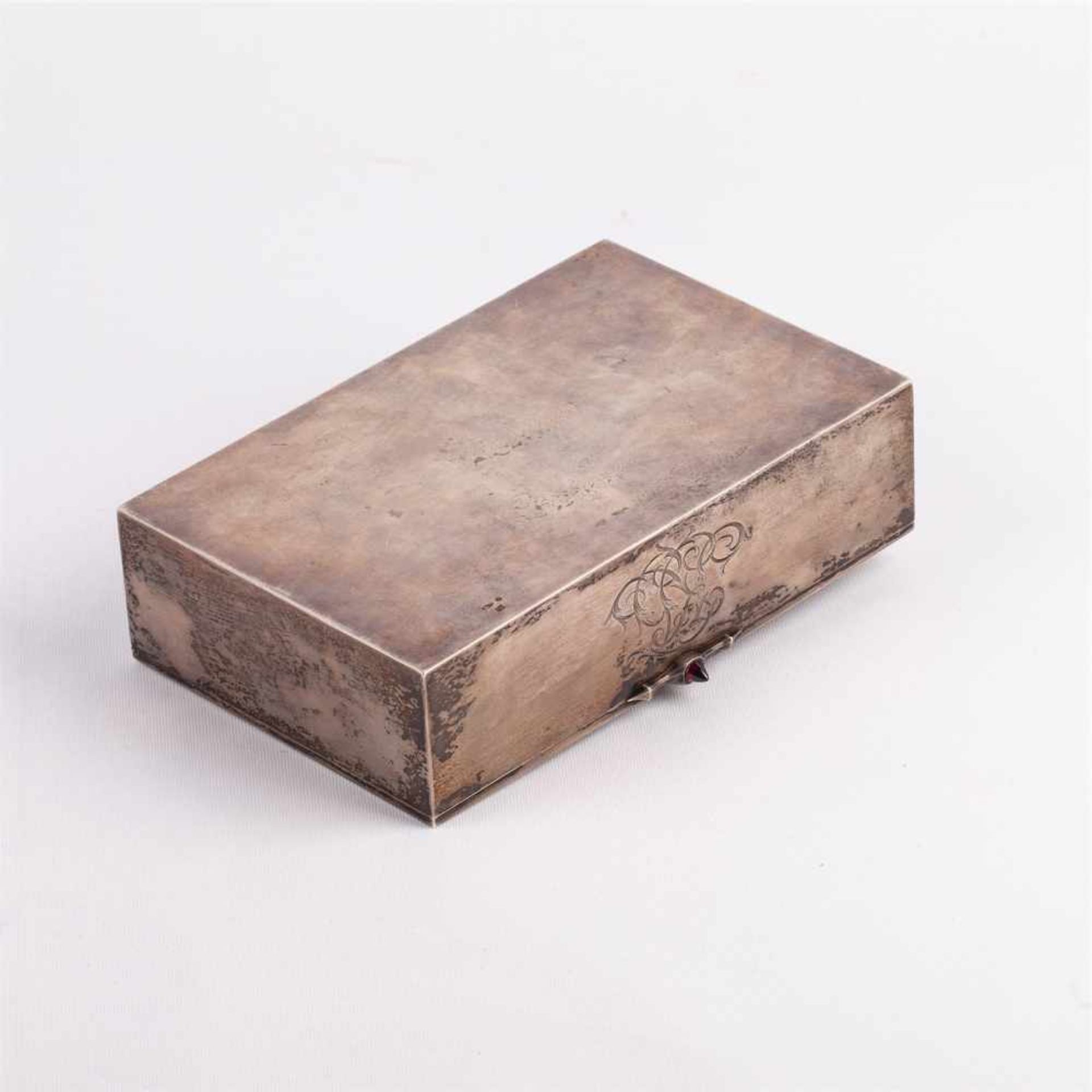 A Russian cigar box “Winter Troyka”A Russian cast silver-gilt and gem-set cigar box “Winter Troyka”. - Bild 4 aus 7