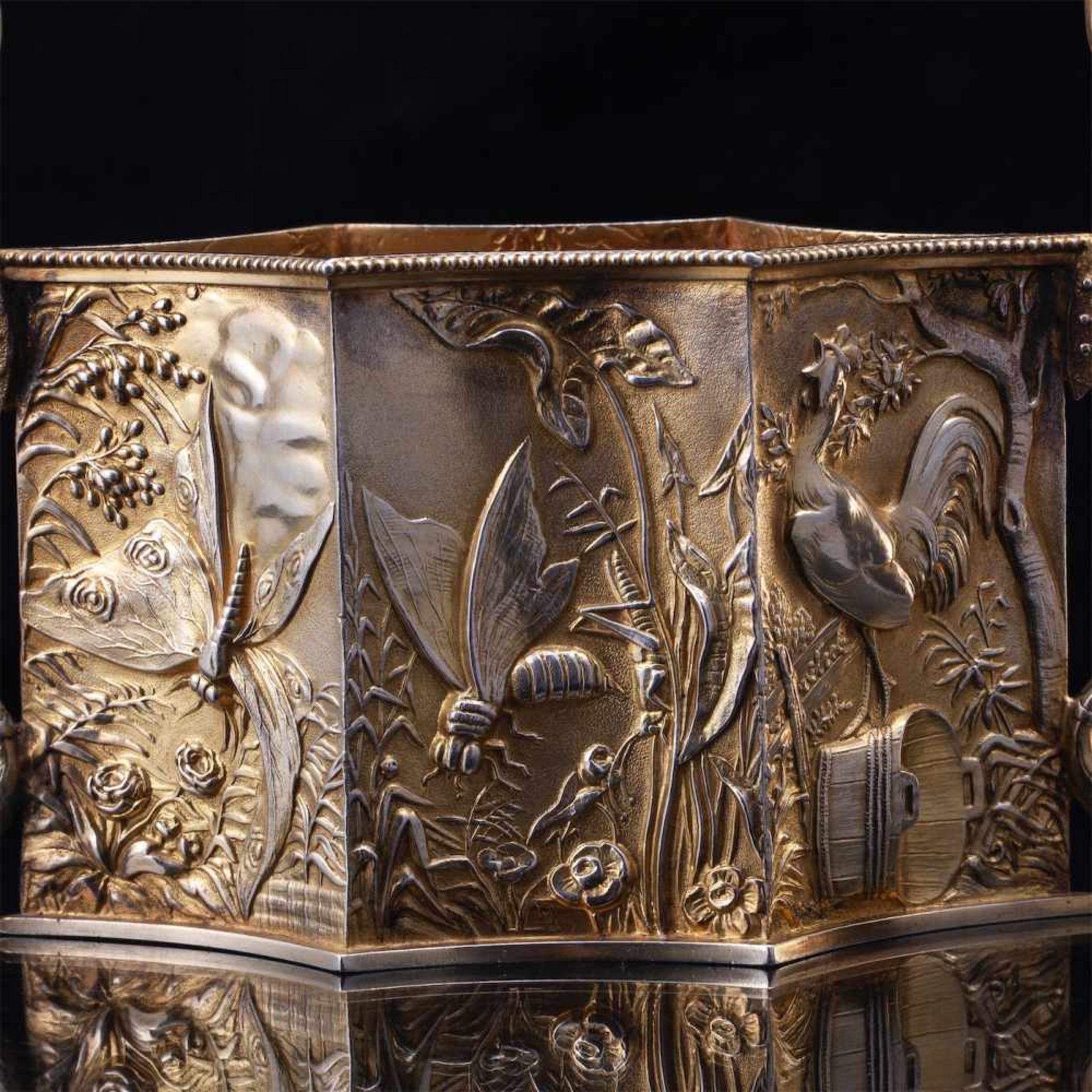 A decorative silver-gilt vase. BaccaratA decorative silver-gilt vase in "chinoiserie" style. - Bild 4 aus 6