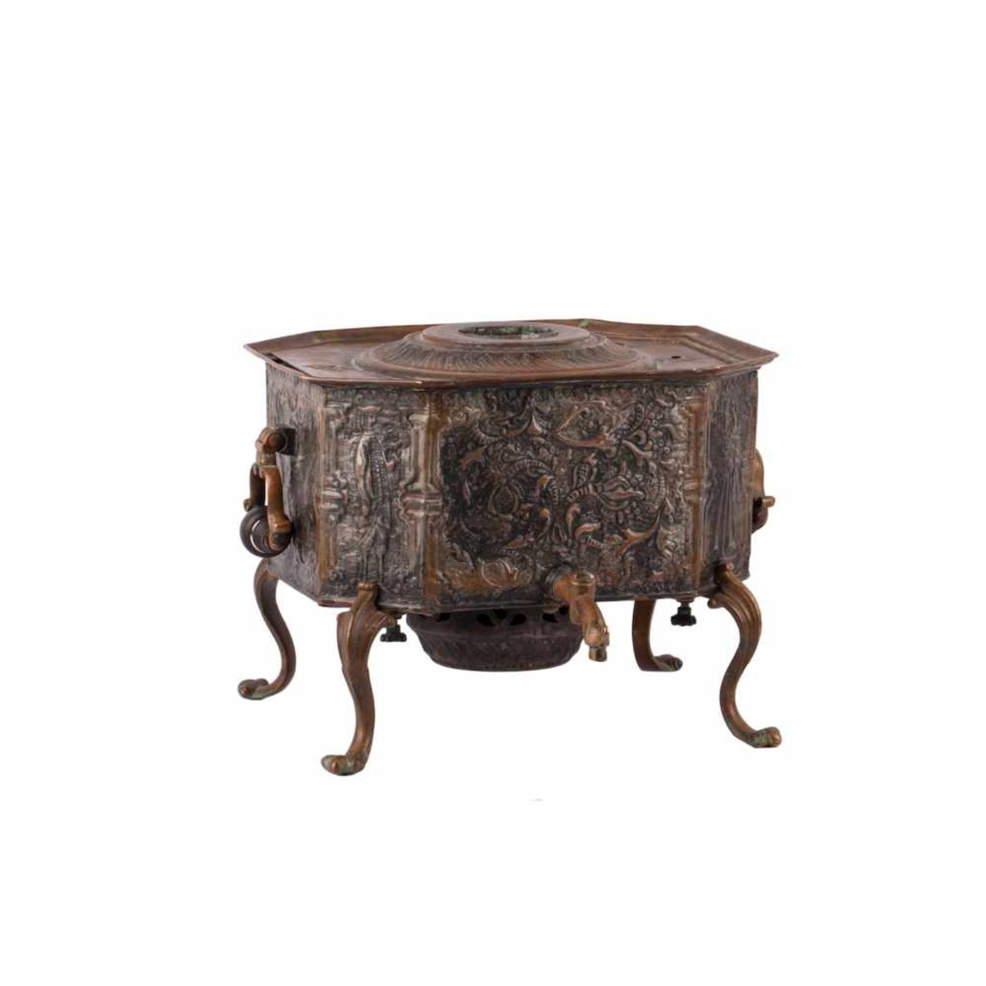 Russian copper traveling samovarRussian traveling samovar in the shape of a coffer. Copper, cast, - Bild 2 aus 9