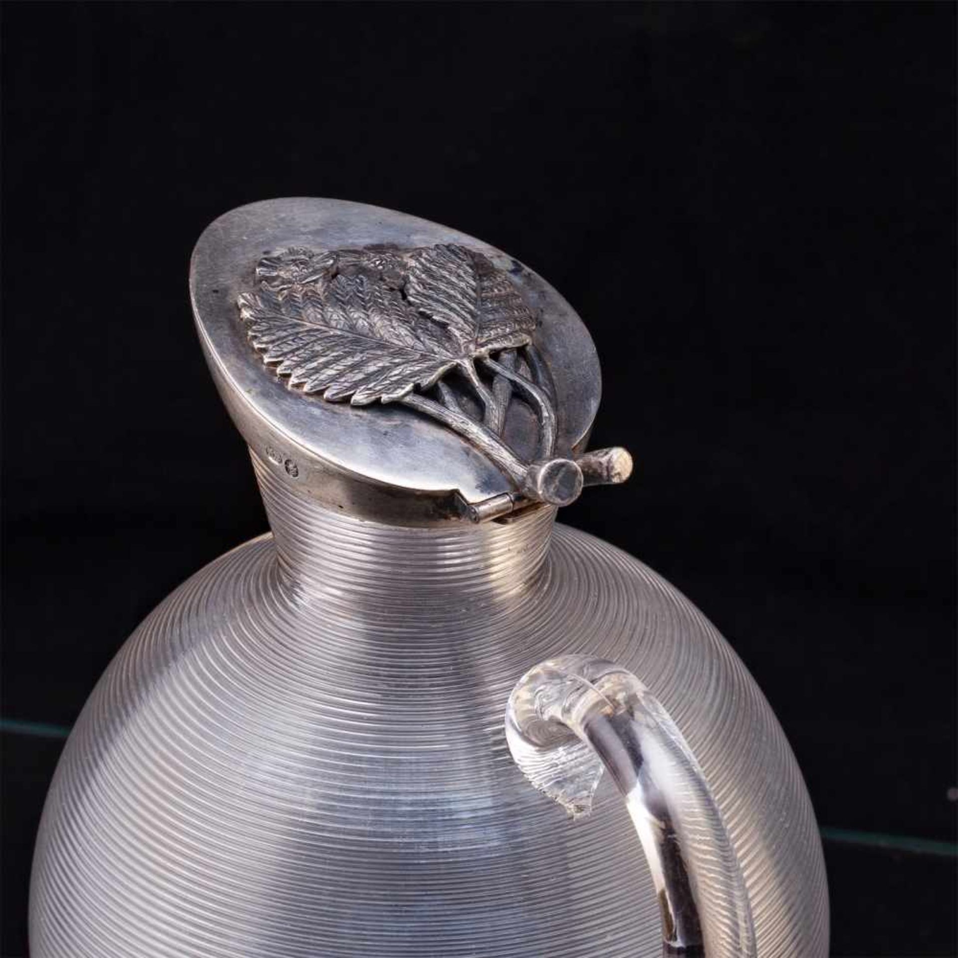 Elegant Faberge decanterAn elegant Faberge silver-gilt and cut-glass decanter with stopper facet - Bild 3 aus 7