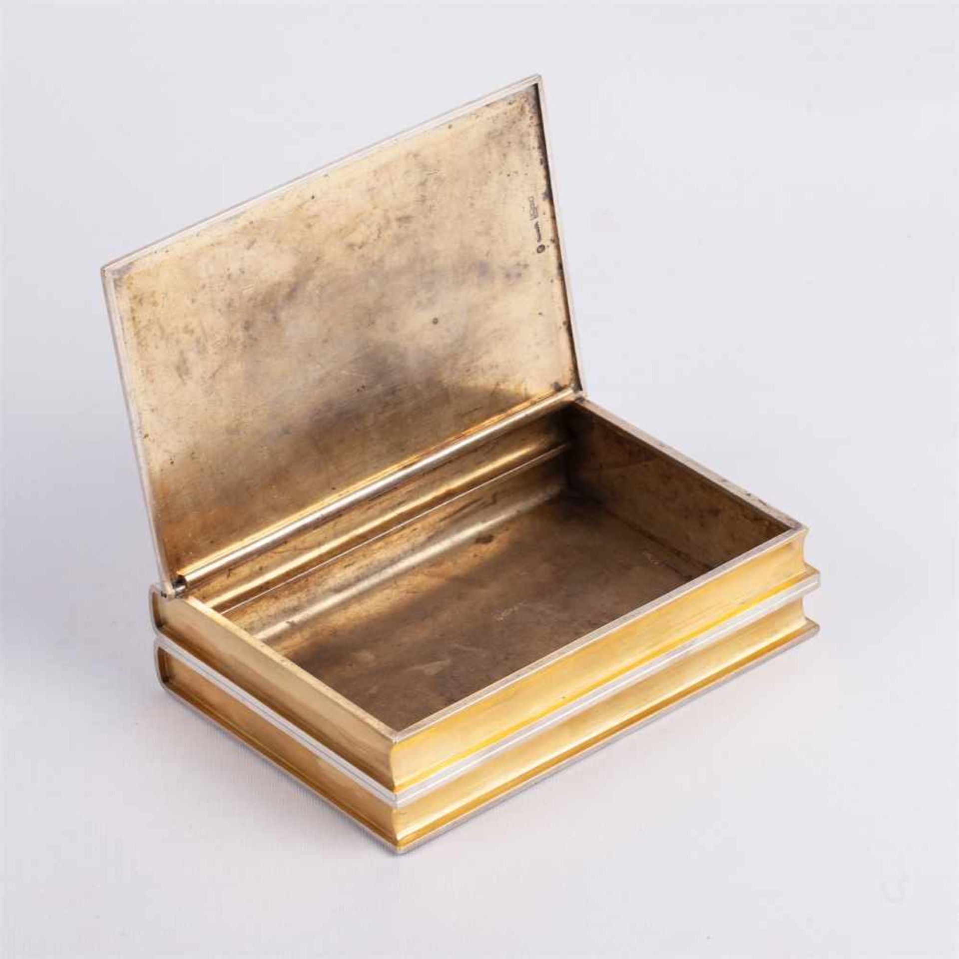 Russian silver-gilt and gem-set cigar boxAn unusual Russian silver-gilt and engraved cigar box in - Bild 2 aus 5