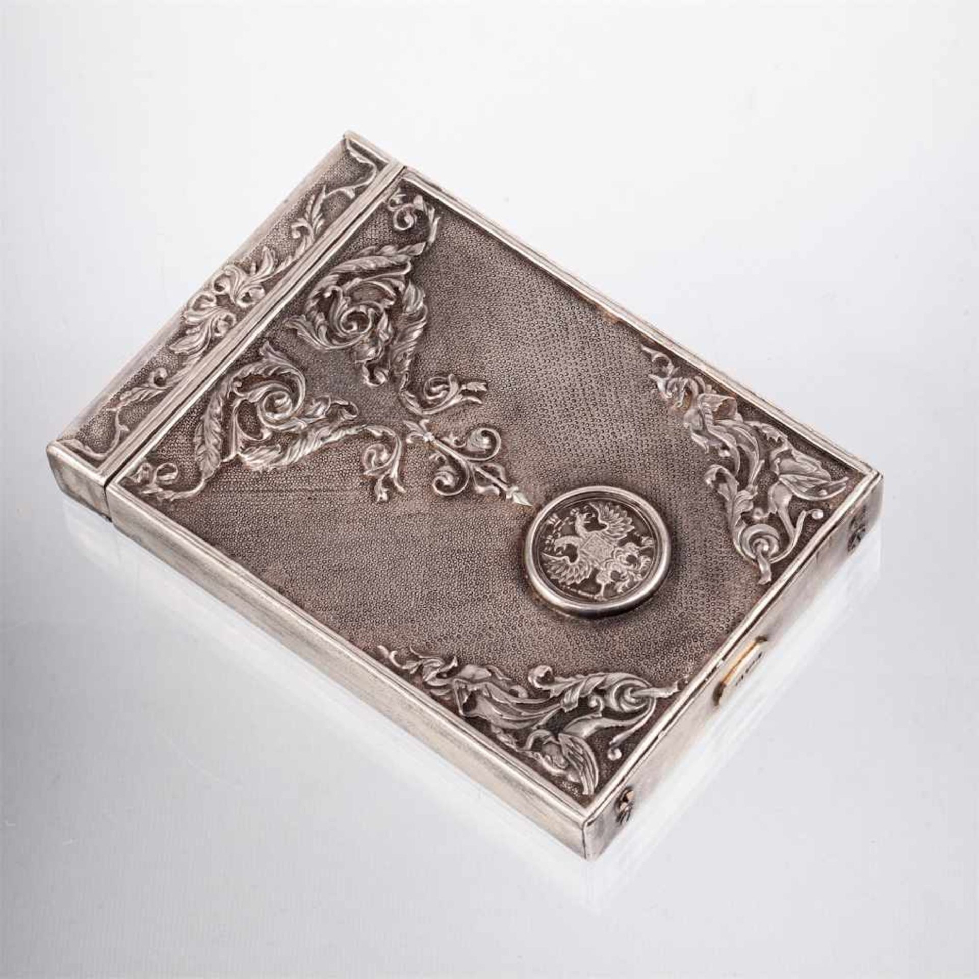 A Russian silver-gilt cigarette caseA Russian presentation silver-gilt cigarette case. Kiev, 1908- - Bild 2 aus 6