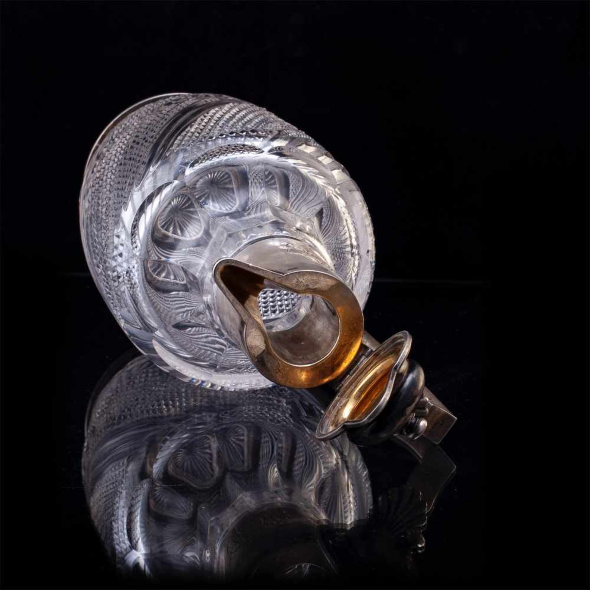 A Russian silver-gilt and cut-glass carafeA Russian silver-gilt and cut-glass carafe in neoclassical - Bild 6 aus 9